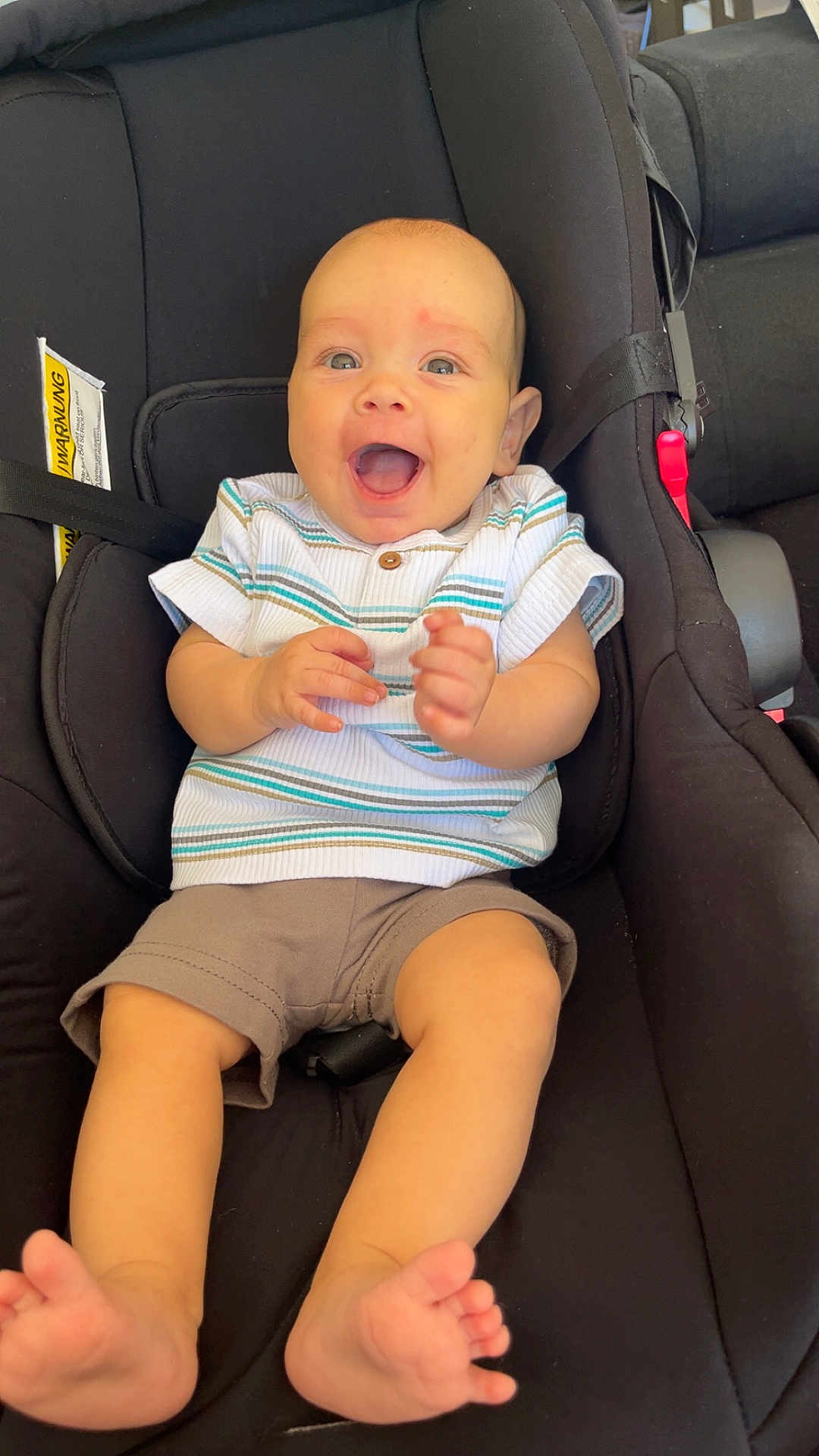 Tiago participe au concours pour gagner de l'argent avec cette photo : baby, car_seat, smiling, happy, child, infant, clothing, shorts, shirt, barefoot, seatbelt, indoor, person, cute, young_child, expression, sitting, portrait, comfort, bright