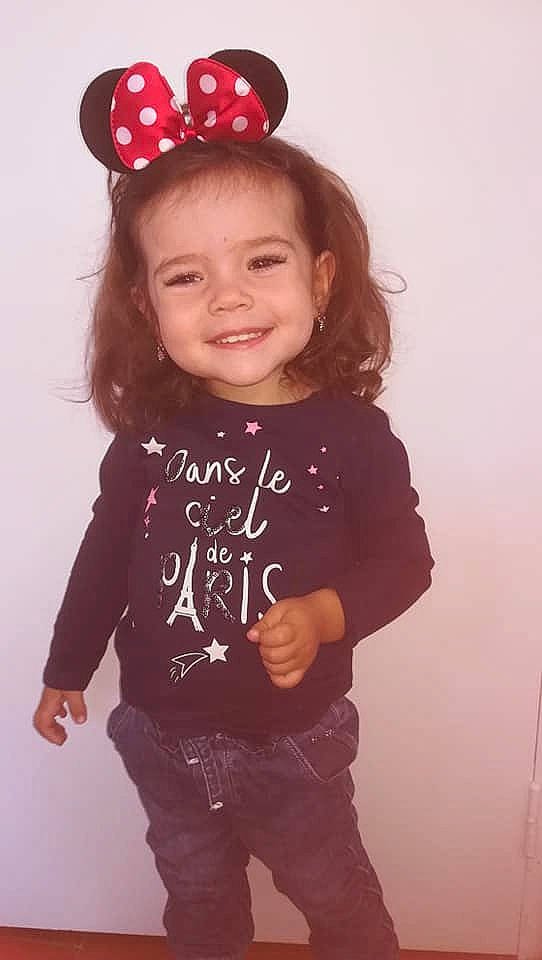 Lina participe au concours pour gagner de l'argent avec cette photo : cheek, child, cool, design, girl, hair_accessory, headgear, joy, organ, outerwear, person, pink, product, red, shoulder, skin, sleeve, smile, standing, t_shirt