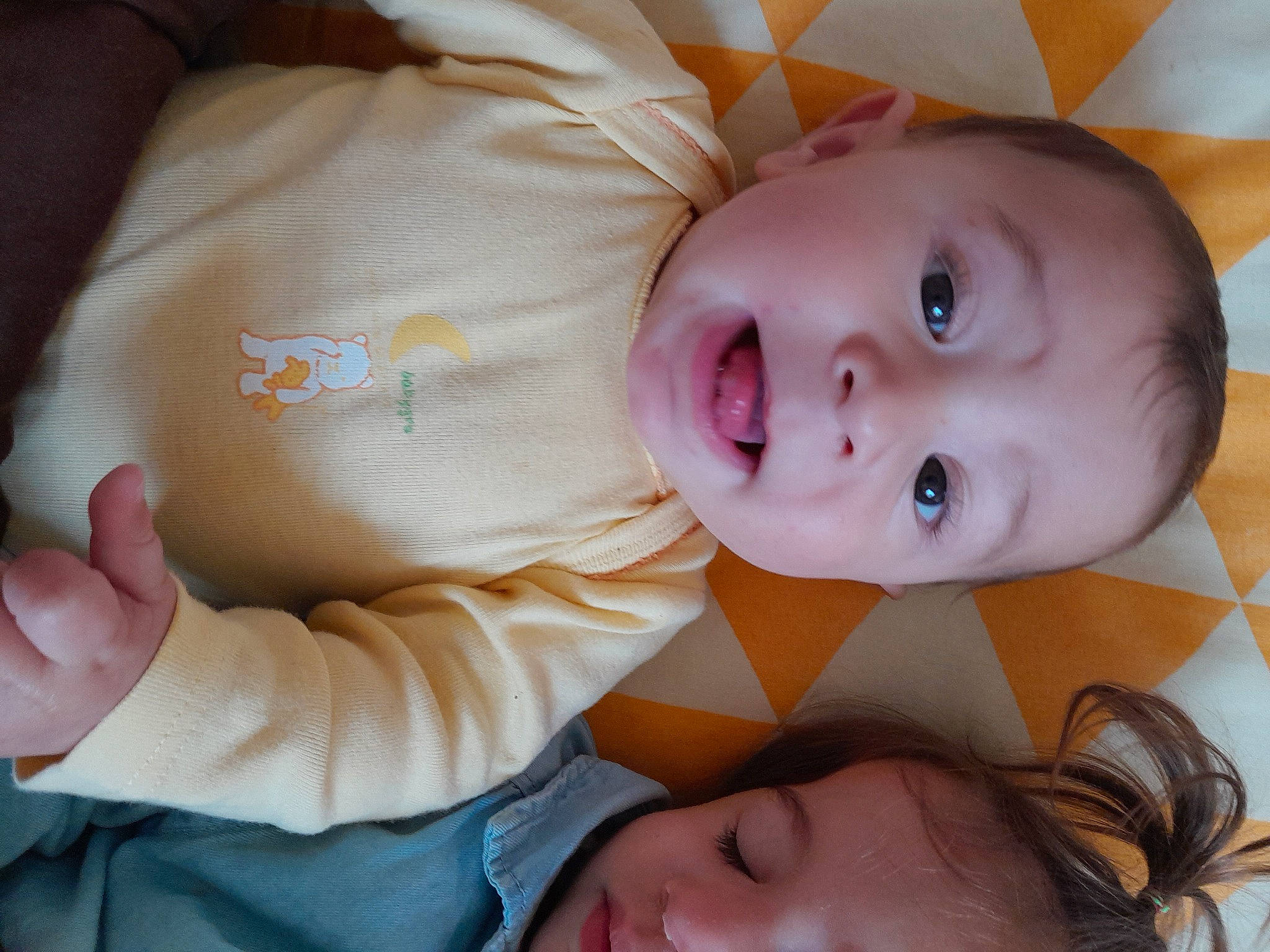 Axel participe au concours pour gagner de l'argent avec cette photo : baby, baby_toddler_clothing, cheek, child, comfort, eyelash, facial_expression, finger, gesture, happy, iris, lip, mammal, nose, person, skin, sleeve, smile, toddler, vertebrate