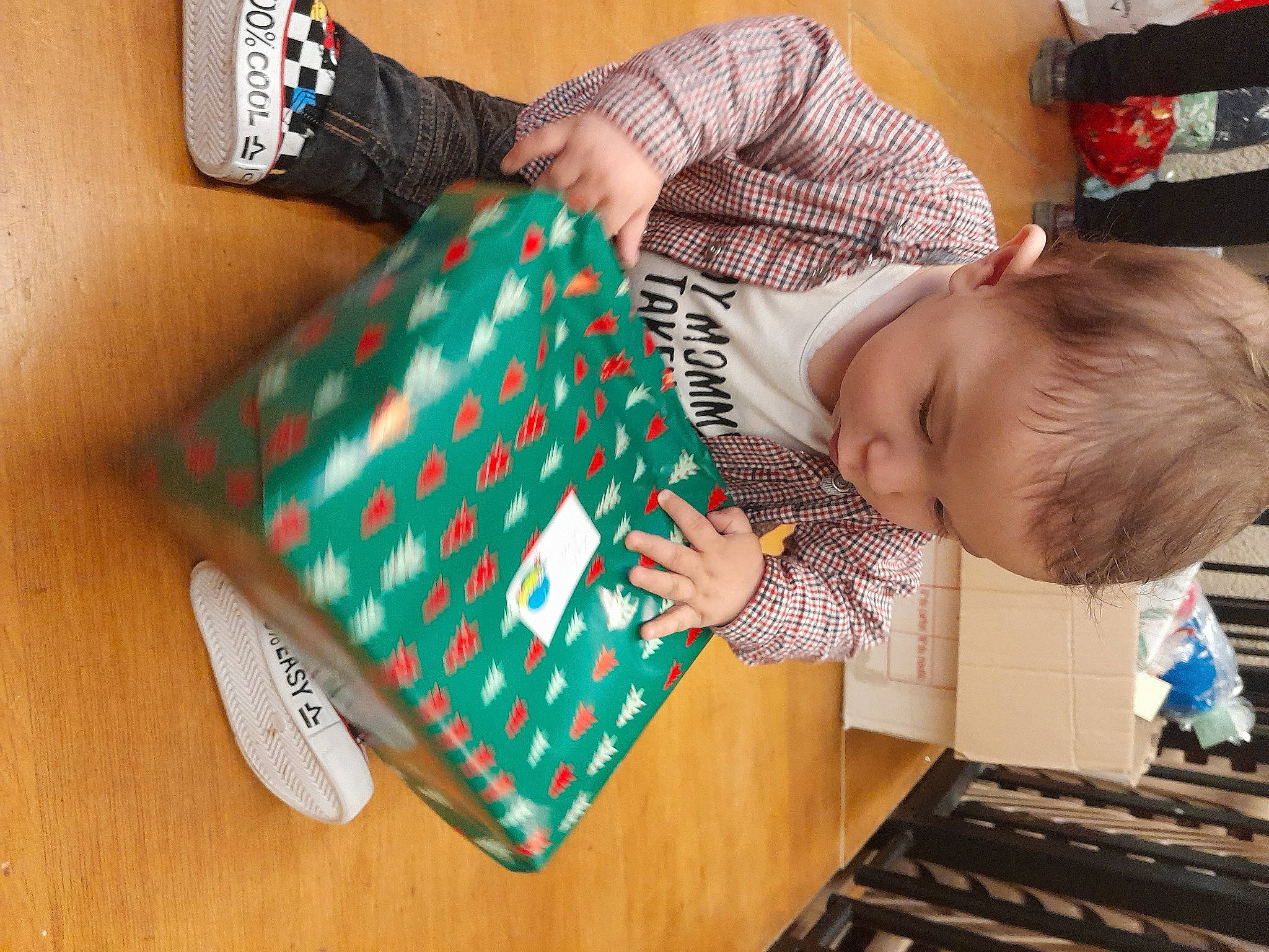 Axel participe au concours pour gagner de l'argent avec cette photo : baby, carmine, child, finger, hand, hardwood, indoor_games_and_sports, learning, leisure, nail, pattern, person, plaid, play, recreation, room, sitting, tartan, toddler, wood