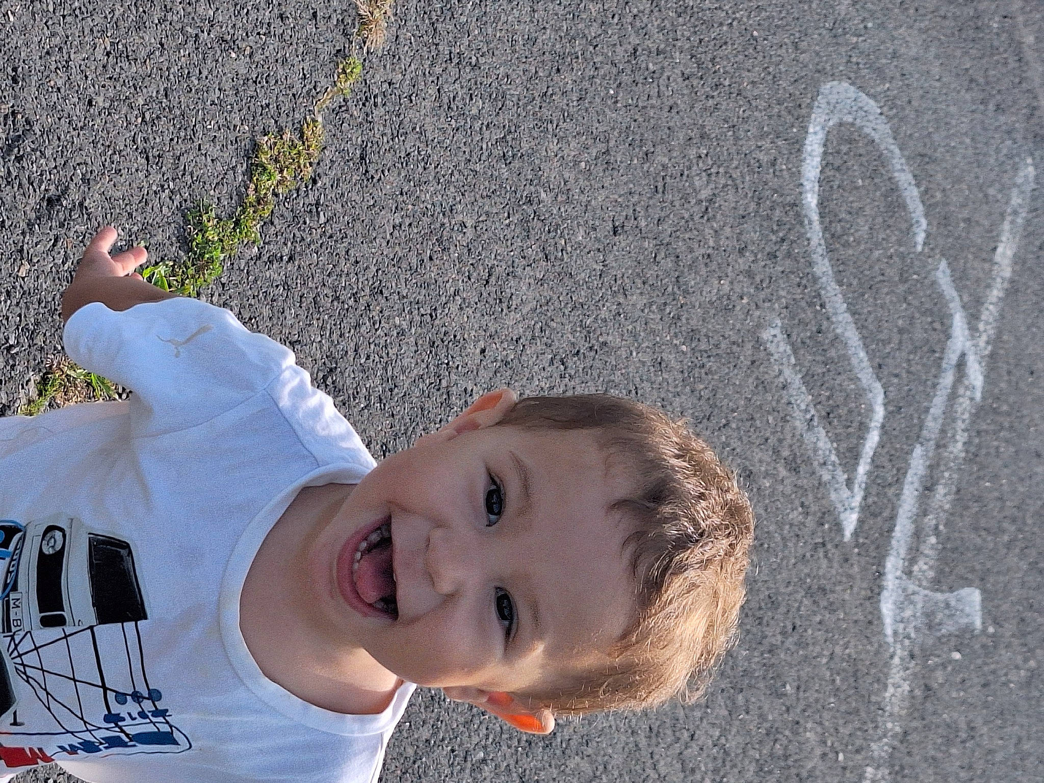 Axel participe au concours pour gagner de l'argent avec cette photo : art, asphalt, chalk, child, concrete, fun, gesture, grass, happy, leisure, people, people_in_nature, person, photograph, road, road_surface, shadow, sidewalk, smile, toddler