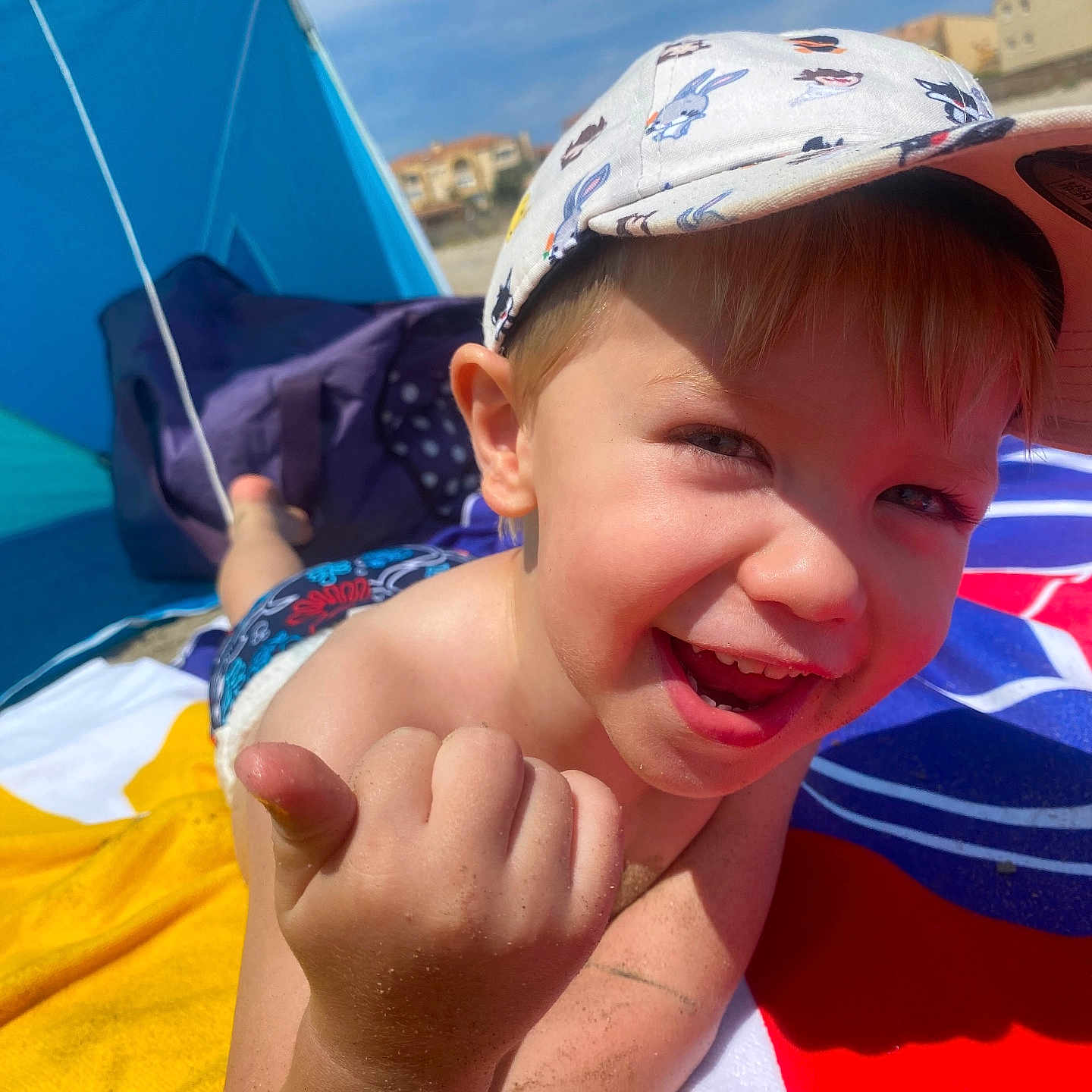 Elio a rejoint le concours — aidez-le/la à gagner de superbes lots ! architecture, baby, baseballcap, bodypart, building, camping, cap, clothing, face, finger, hand, hat, head, outdoors, person, photography, portrait, shelter, summer, tent