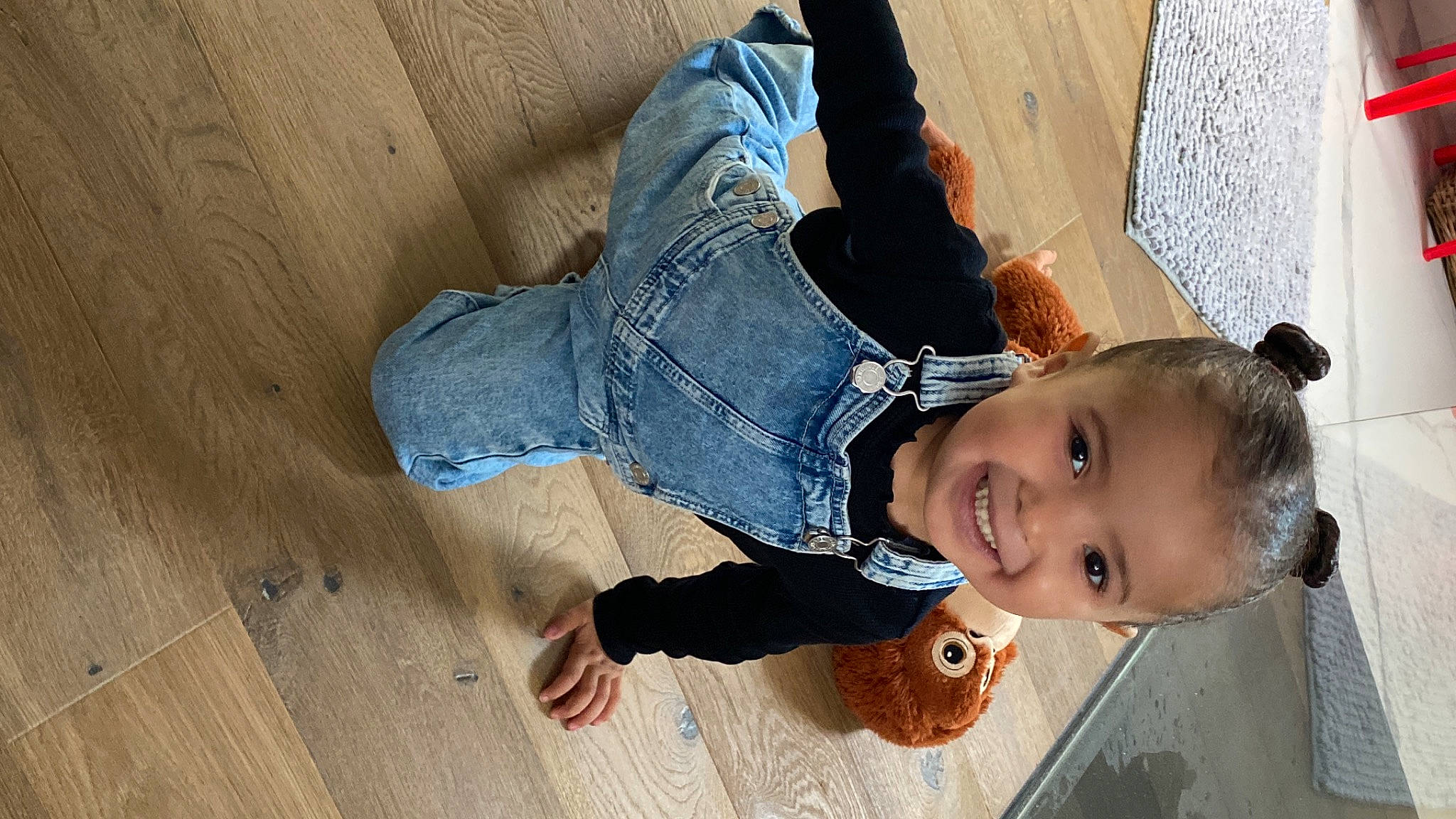 Lyna participe au concours pour gagner de l'argent avec cette photo : baby, barefoot, child, denim, elbow, flooring, foot, fun, happy, hardwood, head, human_leg, jeans, joy, person, sitting, smile, toddler, tree, wood