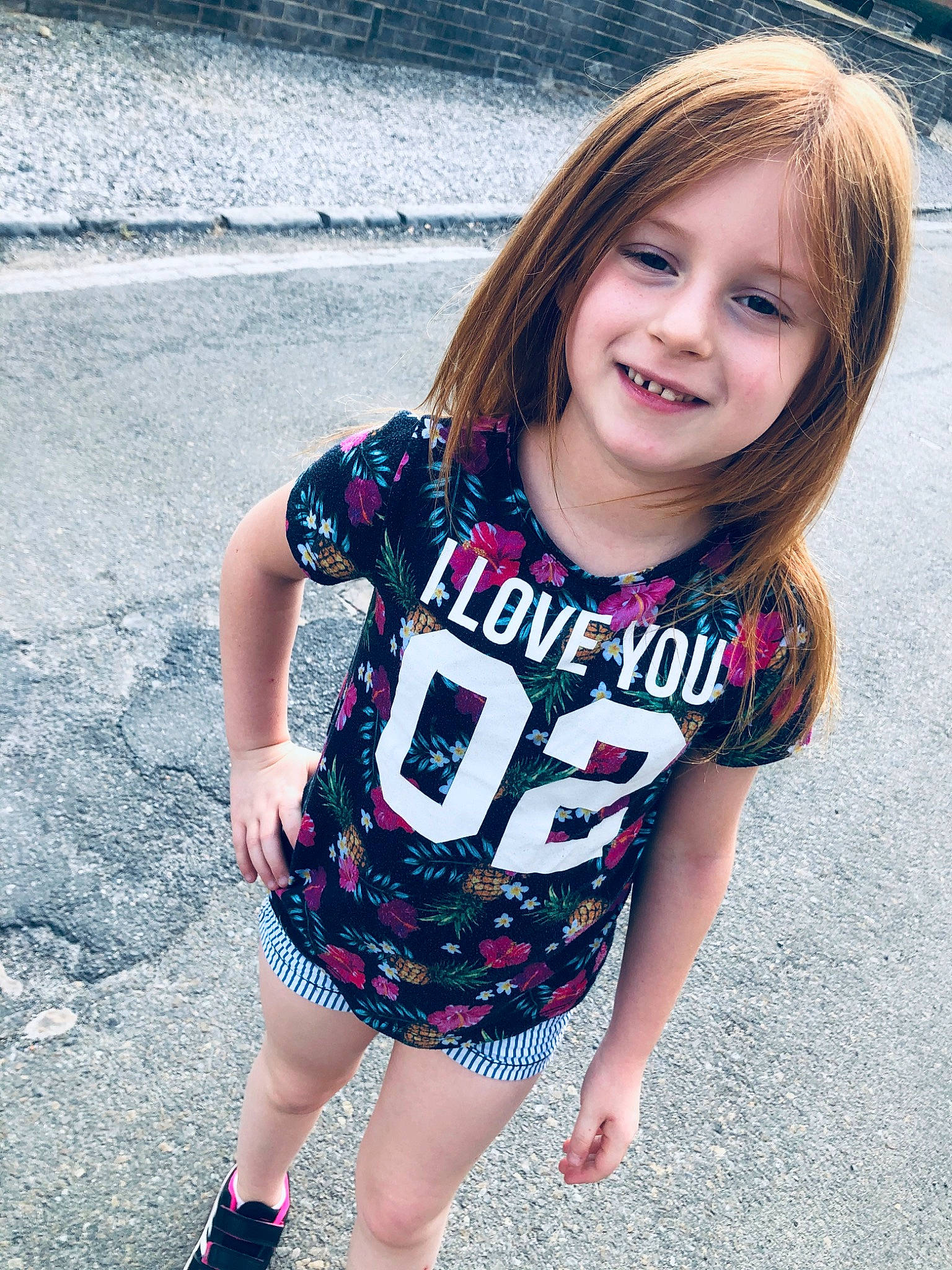 Aubree participe au concours pour gagner de l'argent avec cette photo : beauty, child, child_model, cool, design, eye, face, facial_expression, hair, hairstyle, head, joy, leg, long_hair, person, pink, skin, smile, summer, t_shirt