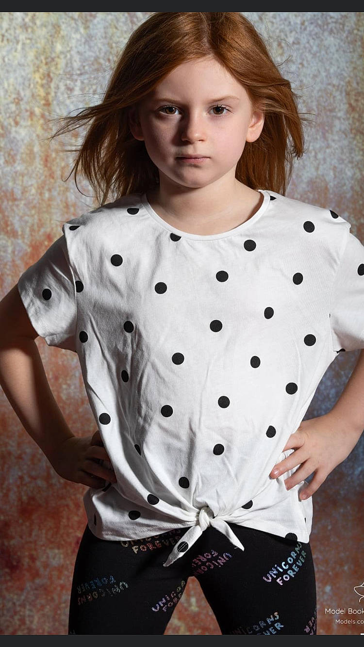 Aubree a rejoint le concours — aidez-le/la à gagner de superbes lots ! blouse, brown_hair, clothing, design, neck, outerwear, pattern, person, photo_shoot, photography, polka_dot, product, sleeve, t_shirt, top, white
