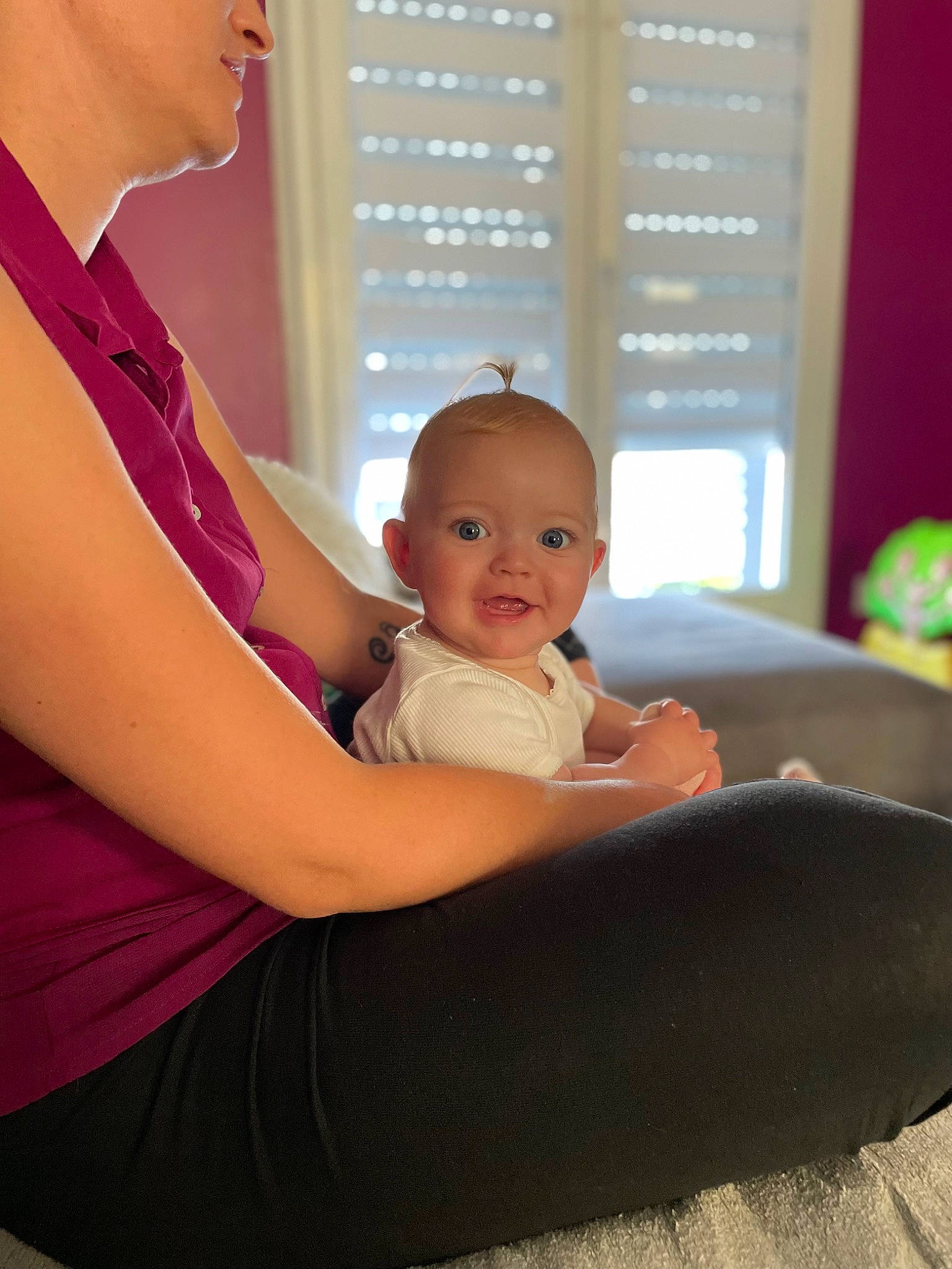 Lilou a rejoint le concours — aidez-le/la à gagner de superbes lots ! baby, child, comfort, elbow, finger, flooring, fun, gesture, hand, happy, interaction, knee, lap, person, sitting, skin, smile, thigh, toddler, window