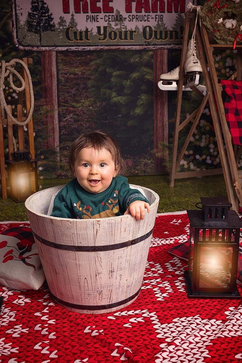 Mylann a rejoint le concours — aidez-le/la à gagner de superbes lots ! baby, baby_toddler_clothing, cheek, child, design, event, flooring, fun, happy, human, joy, leisure, people, person, photograph, red, room, sitting, smile, snapshot