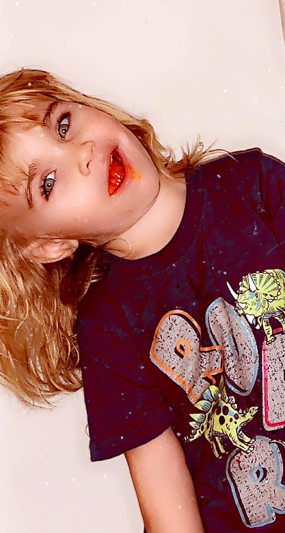 Harleeijo is registered to the contest to win money with this photo: black_hair, brown_hair, cool, eyelash, flash_photography, gesture, hairstyle, happy, human_leg, jewellery, joy, lip, lipstick, long_hair, mouth, neck, pattern, person, skin, sleeve