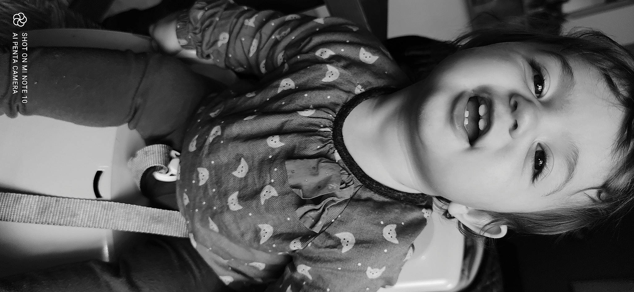 Jade a rejoint le concours — aidez-le/la à gagner de superbes lots ! black, black_and_white, drinkware, eye, eyelash, face, flash_photography, food, gesture, hand, happy, human_body, jaw, mouth, organ, person, photograph, smile, style, water