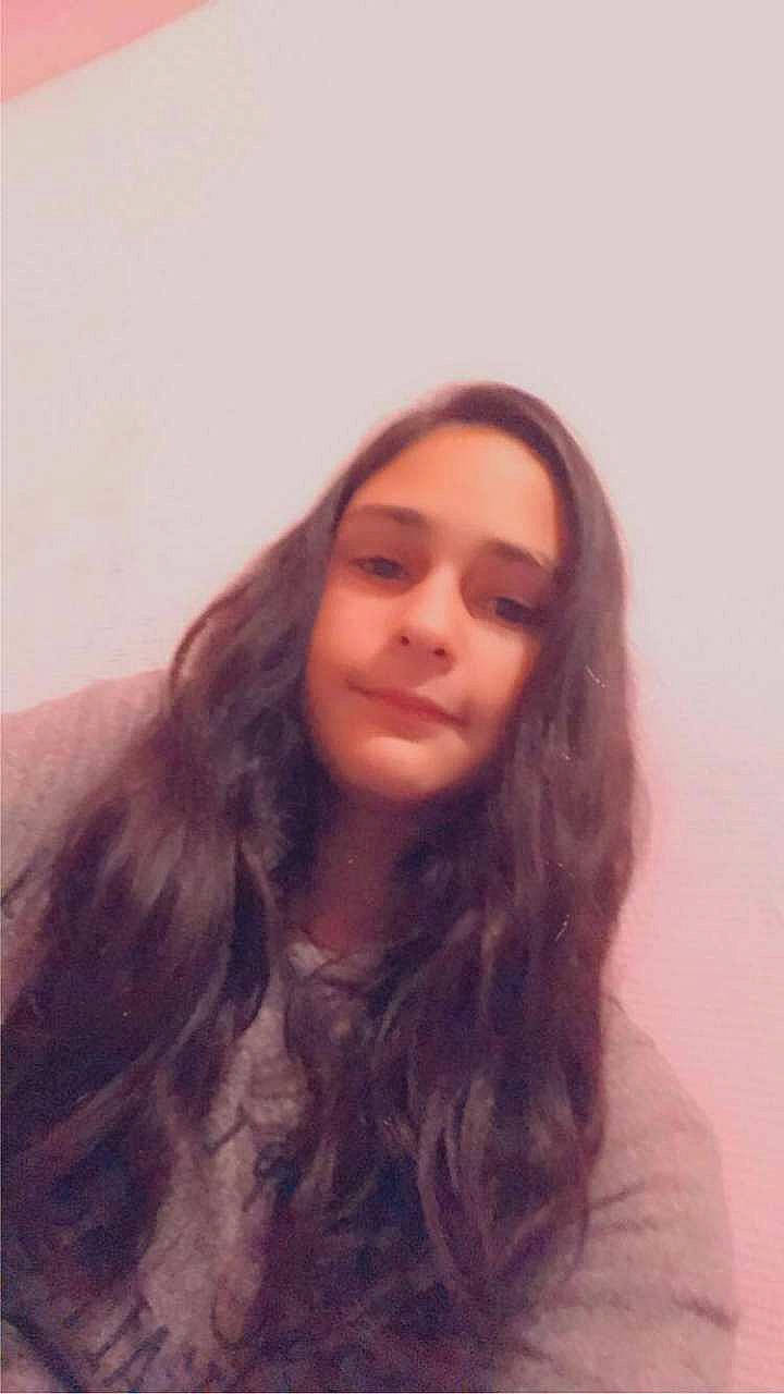 Sophie participe au concours pour gagner de l'argent avec cette photo : black_hair, brown_hair, cheek, eyebrow, eyelash, eyewear, flash_photography, forehead, fun, fur, happy, iris, jaw, layered_hair, lip, long_hair, neck, nose, person, smile