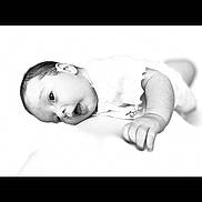 Adélassya a rejoint le concours — aidez-le/la à gagner de superbes lots ! baby, black_and_white, child, close_up, curious, cute, expression, face, infant, innocent, lying_down, monochrome, newborn, person, portrait, sleepwear, small_hand, soft_focus, studio, young
