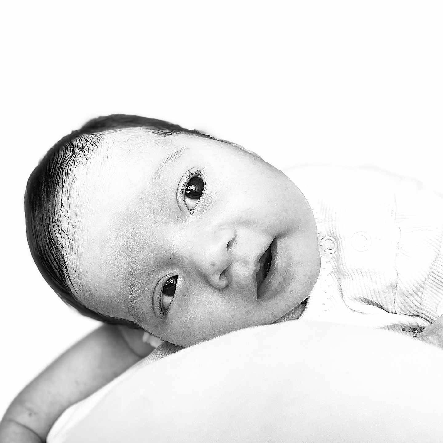 Adélassya a rejoint le concours — aidez-le/la à gagner de superbes lots ! baby, black_and_white, child, close_up, clothing, cute, expression, eyes, face, hand, human, infant, innocence, newborn, person, portrait, resting, skin, soft_light, tender