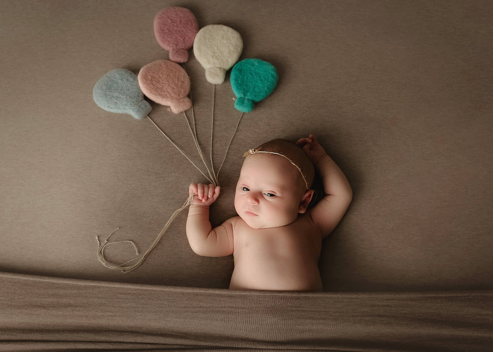 Tylia a rejoint le concours — aidez-le/la à gagner de superbes lots ! art, circle, comfort, fashion_accessory, finger, flesh, fur, gesture, hand, linens, magenta, nail, natural_material, person, pink, room, still_life_photography, thread, thumb, wood