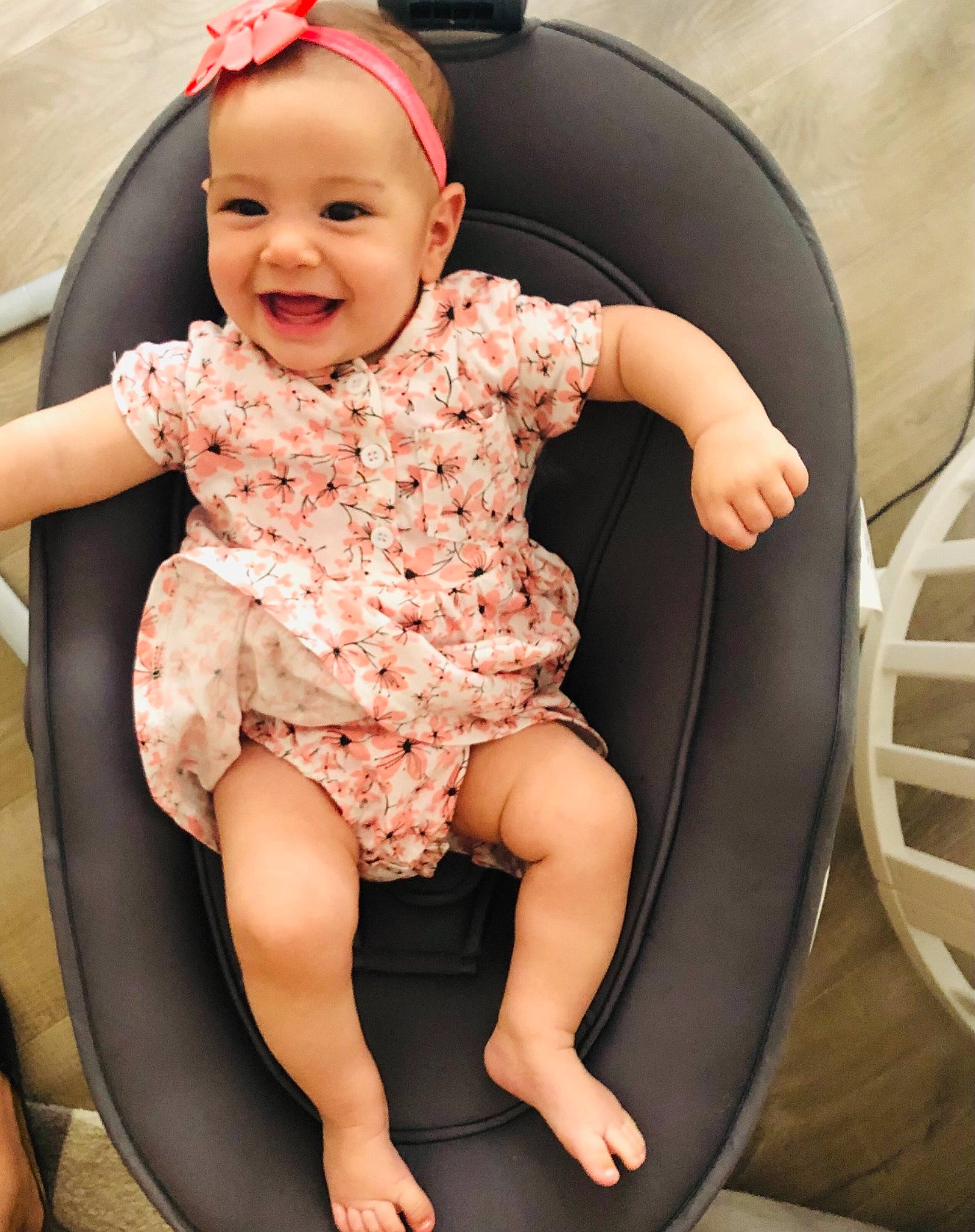 Inaya a rejoint le concours — aidez-le/la à gagner de superbes lots ! baby, baby_toddler_clothing, black, comfort, dress, fashion, finger, hairstyle, happy, human, joy, leg, lip, mouth, neck, organ, person, pink, product, skin