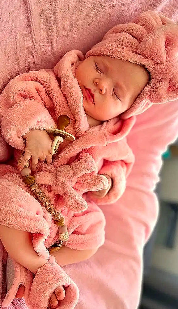 Charley a rejoint le concours — aidez-le/la à gagner de superbes lots ! baby, baby_sleeping, baby_toddler_clothing, beauty, child, comfort, eye, finger, gesture, headwear, linens, magenta, nail, peach, person, petal, pink, skin, textile, thumb