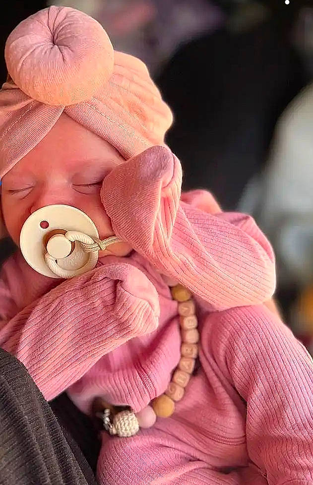 Charley a rejoint le concours — aidez-le/la à gagner de superbes lots ! baby_toddler_clothing, button, child, doll, fashion_accessory, finger, hand, headgear, human_body, jewellery, linens, magenta, nail, peach, person, pink, skin, stuffed_toy, thumb, toy