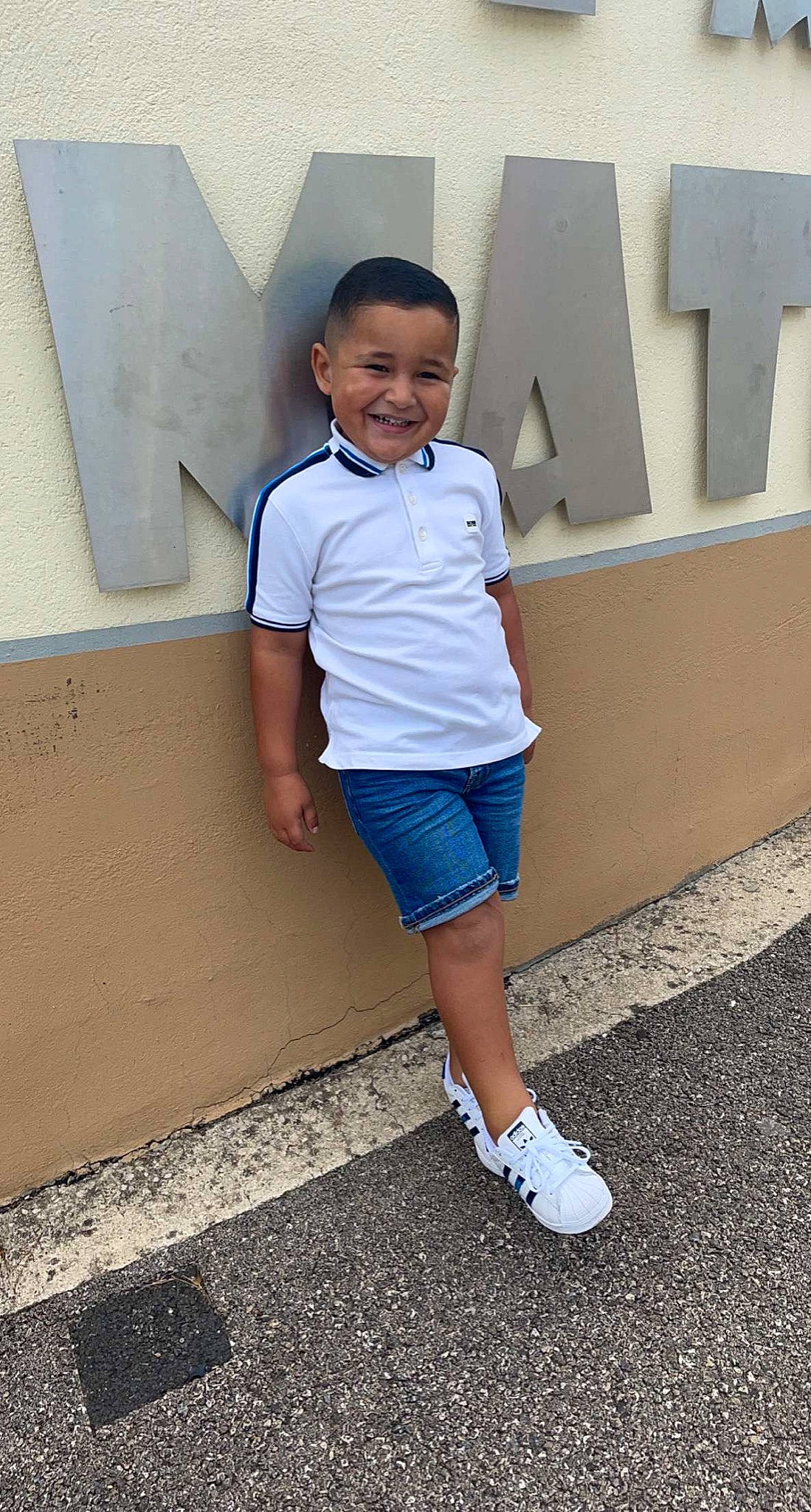 Naïm participe au concours pour gagner de l'argent avec cette photo : child, denim, electric_blue, fun, happy, human_leg, joint, joy, knee, leg, leisure, person, shoe, shorts, sleeve, sneakers, street_fashion, t_shirt, thigh, toddler