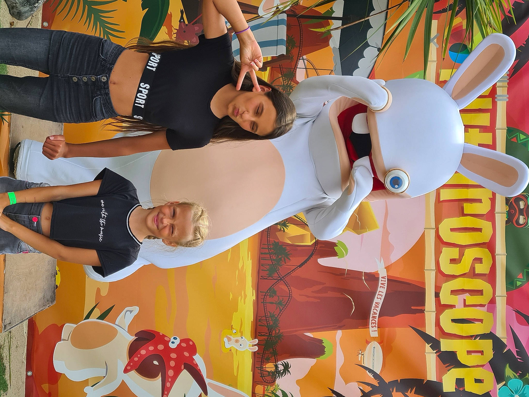 Lamia participe au concours pour gagner de l'argent avec cette photo : animation, art, event, fiction, fun, happy, hat, human_leg, joy, leisure, orange, peach, person, plant, recreation, shorts, smile, t_shirt, thigh, tree