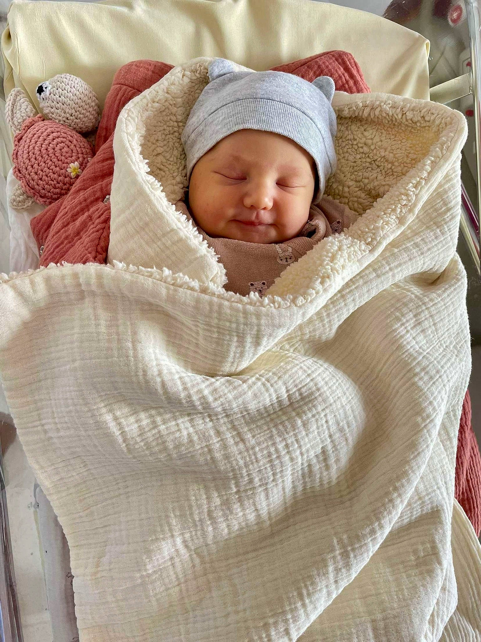 Lya a rejoint le concours — aidez-le/la à gagner de superbes lots ! baby, baby_safety, baby_sleeping, baby_toddler_clothing, child, comfort, headwear, linens, person, toddler, towel