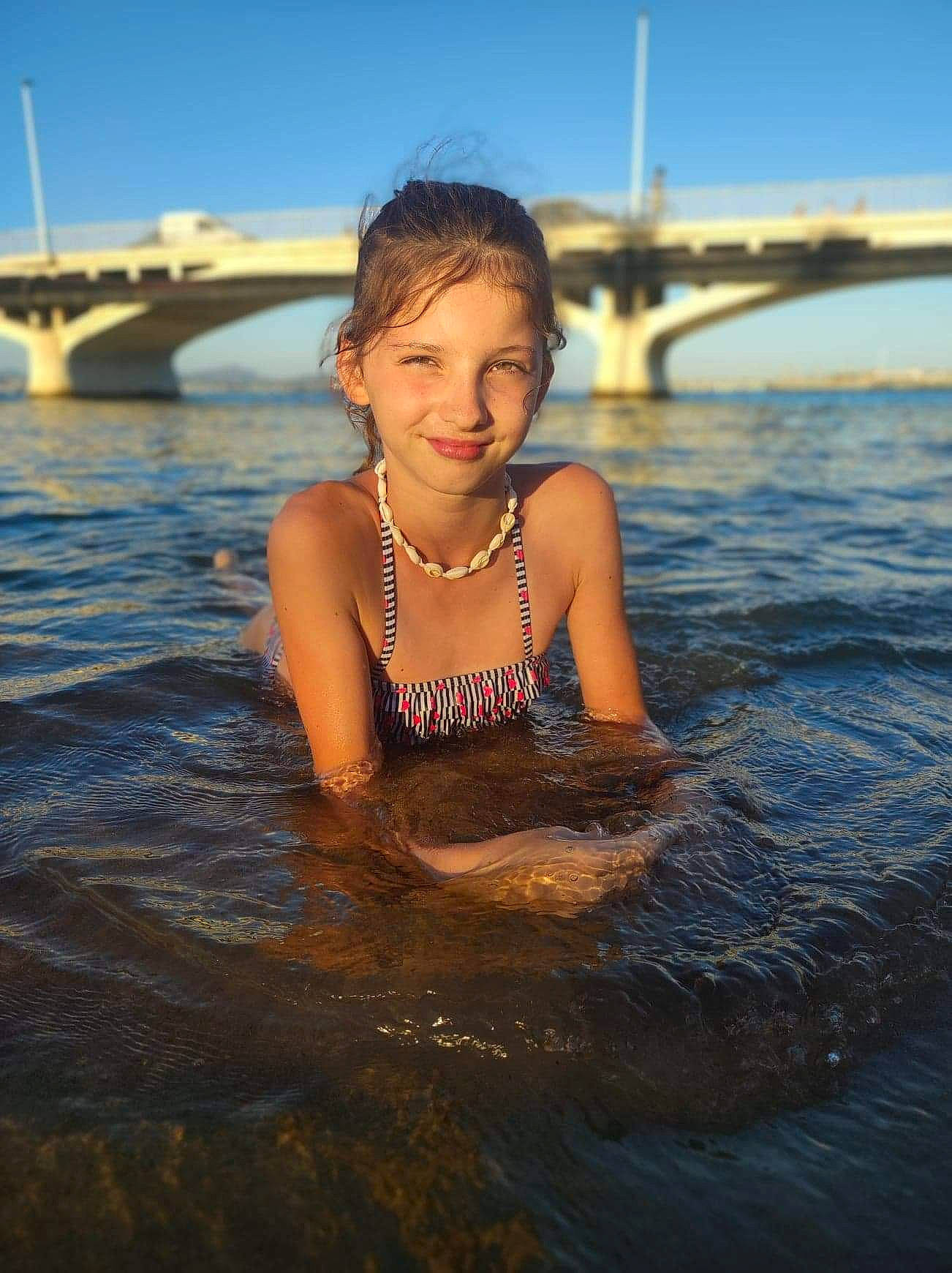 Tenessy a rejoint le concours — aidez-le/la à gagner de superbes lots ! blond, face, flash_photography, fun, happy, horizon, human_body, joy, lake, leisure, morning, people_on_beach, person, recreation, sky, smile, summer, sunlight, swimwear, toddler