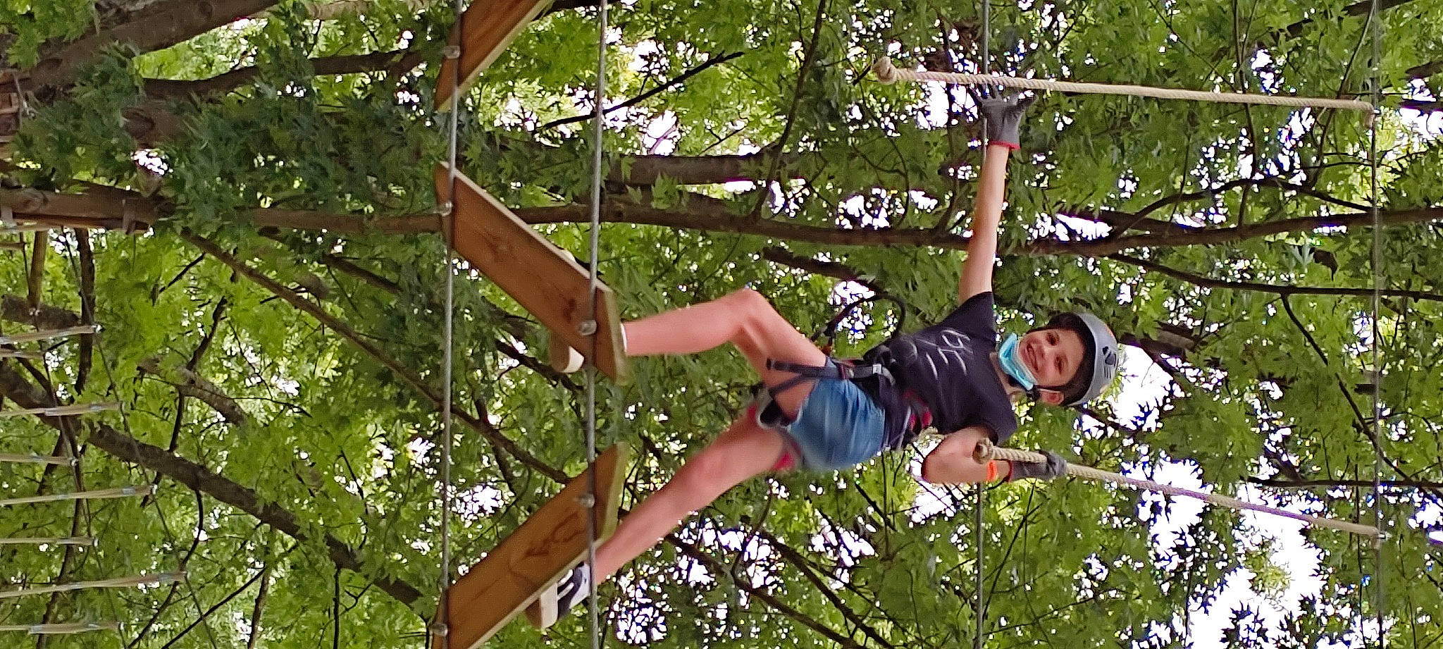 Tenessy a rejoint le concours — aidez-le/la à gagner de superbes lots ! balance, elbow, fun, happy, headwear, joy, leisure, people_in_nature, person, plant, pole, recreation, shorts, smile, t_shirt, tree