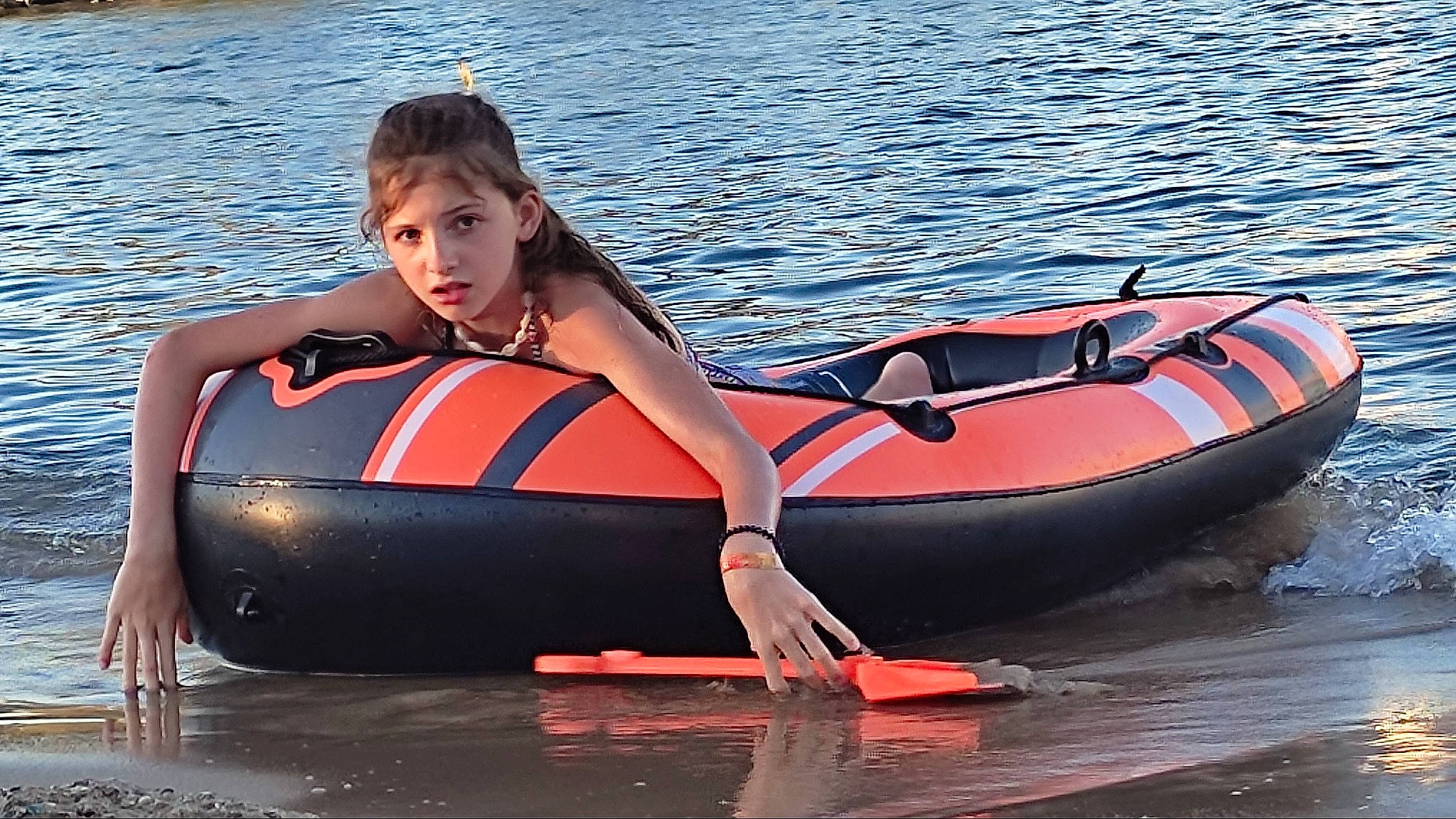 Tenessy participe au concours pour gagner de l'argent avec cette photo : boat, boating, boats_and_boating_equipment_and_supplies, comfort, flash_photography, fun, human_leg, inflatable, lake, leisure, lifejacket, outdoor_recreation, person, personal_protective_equipment, recreation, sports, thigh, vehicle, water, water_transportation