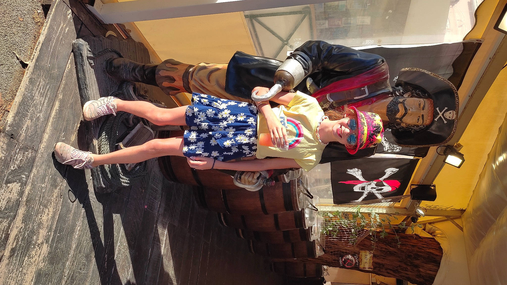 Tenessy a rejoint le concours — aidez-le/la à gagner de superbes lots ! cool, denim, dress, electric_blue, fashion_design, fun, headwear, human_leg, joy, pattern, person, room, sportswear, thigh, tree, visual_arts, waist, wood