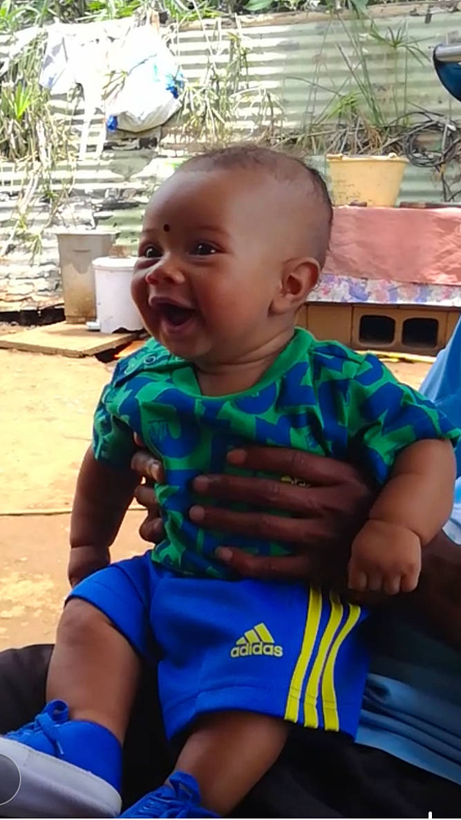 Kéran participe au concours pour gagner de l'argent avec cette photo : abdomen, arm, blue, boy, child, cool, day, fun, infant, person, play, product, sitting, smile, toddler, trunk, vacation