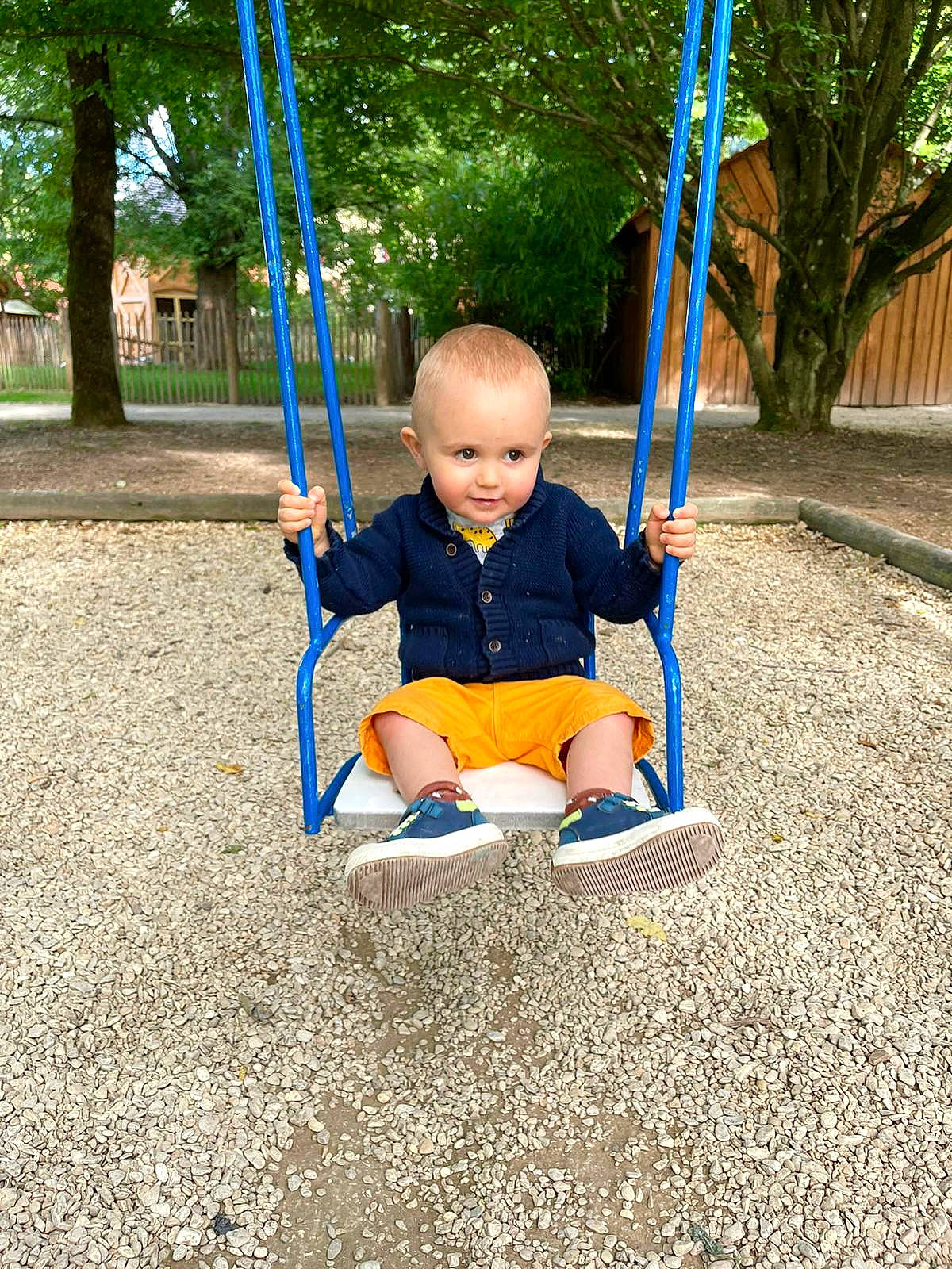 Victor participe au concours pour gagner de l'argent avec cette photo : baby, child, city, electric_blue, fun, grass, happy, human_settlement, leisure, outdoor_play_equipment, people_in_nature, person, plant, play, playground, public_space, recreation, sitting, swing, toddler