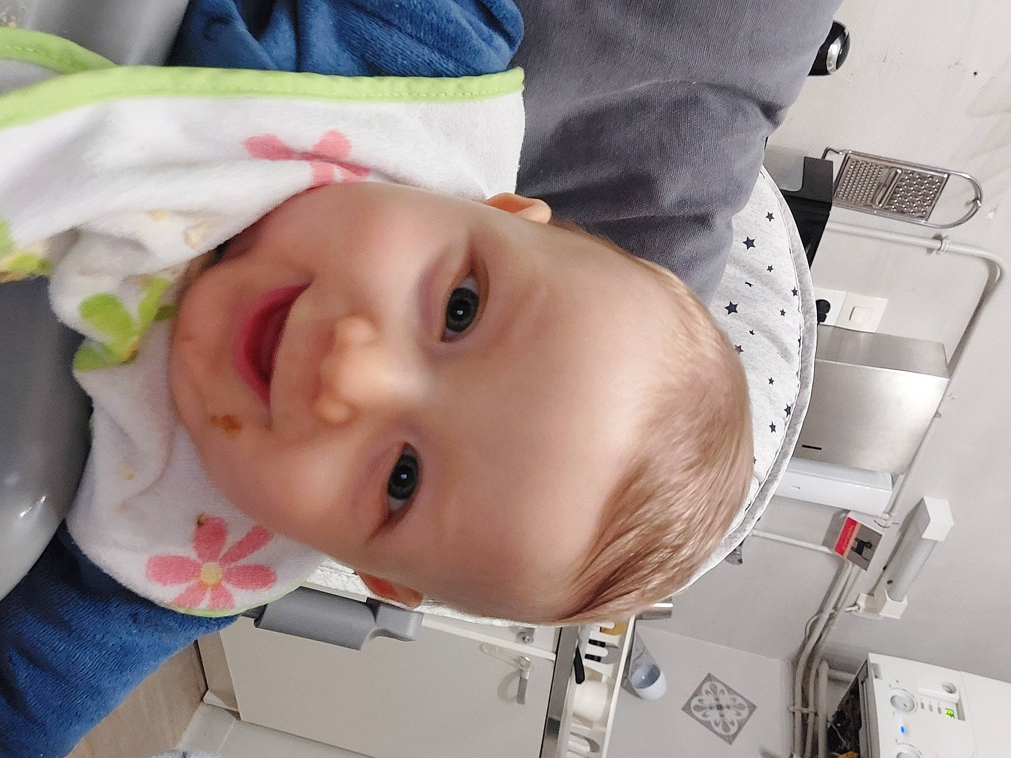 Enzo participe au concours pour gagner de l'argent avec cette photo : baby, baby_toddler_clothing, cheek, chin, eye, eyebrow, eyelash, face, facial_expression, headgear, iris, joy, lip, mammal, nose, person, plant, skin, sleeve, smile