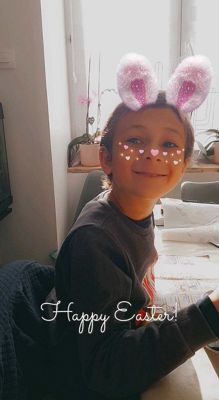 Emrys a rejoint le concours — aidez-le/la à gagner de superbes lots ! arm, black_hair, cap, cool, eyebrow, eyewear, fashion_accessory, fashion_design, forehead, fun, hairstyle, happy, hat, headpiece, joy, magenta, person, room, selfie, sleeve