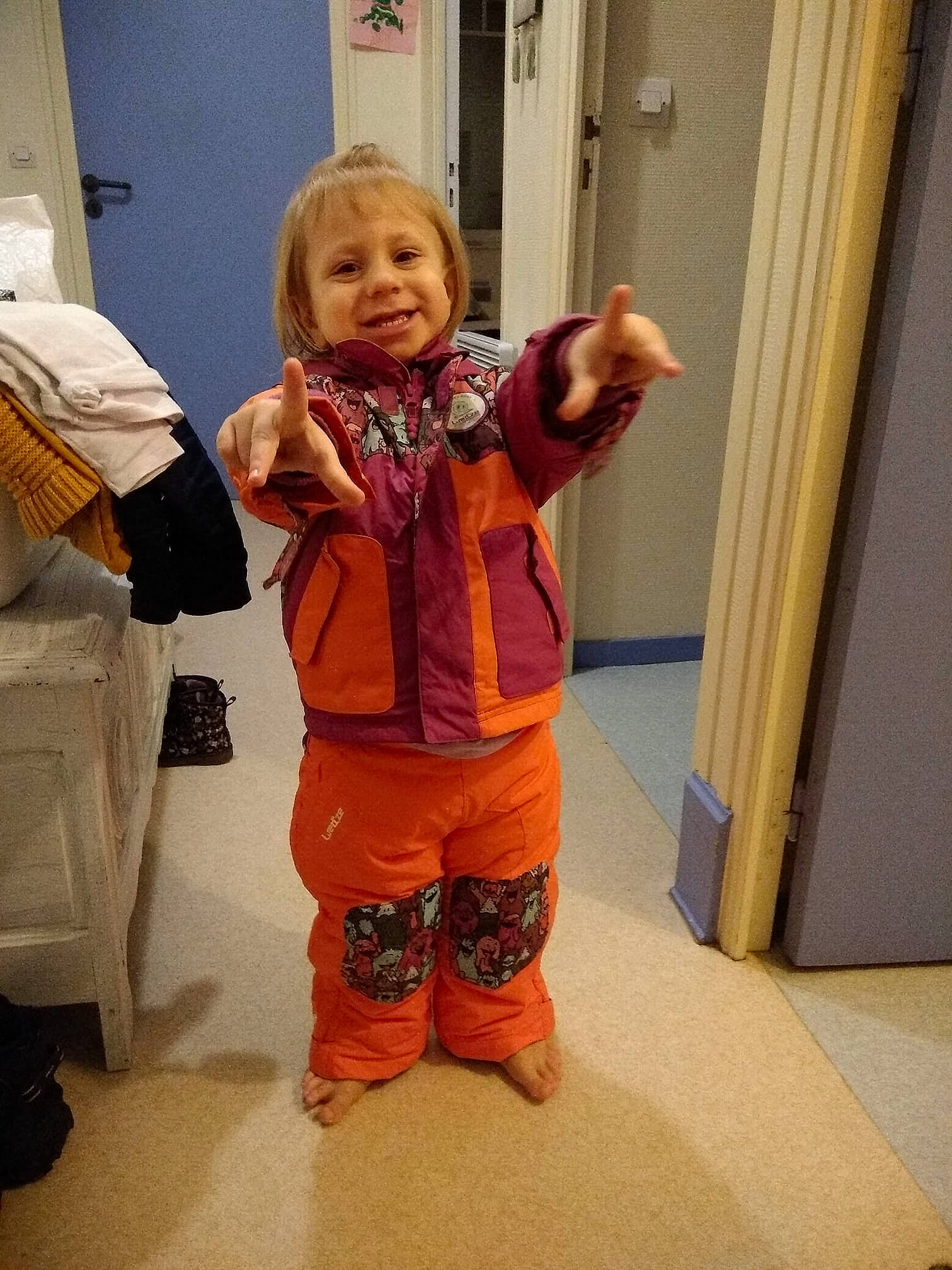 Léonie participe au concours pour gagner de l'argent avec cette photo : abdomen, arm, child, costume, day, footwear, fun, girl, human_body, joy, leg, outerwear, person, standing, toddler