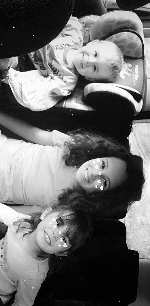 Alyson Layla Kylian a rejoint le concours — aidez-le/la à gagner de superbes lots ! black, black_and_white, cheek, facial_expression, flash_photography, fun, gesture, happy, head, human, joy, monochrome, monochrome_photography, mouth, organ, people, person, photograph, smile, style