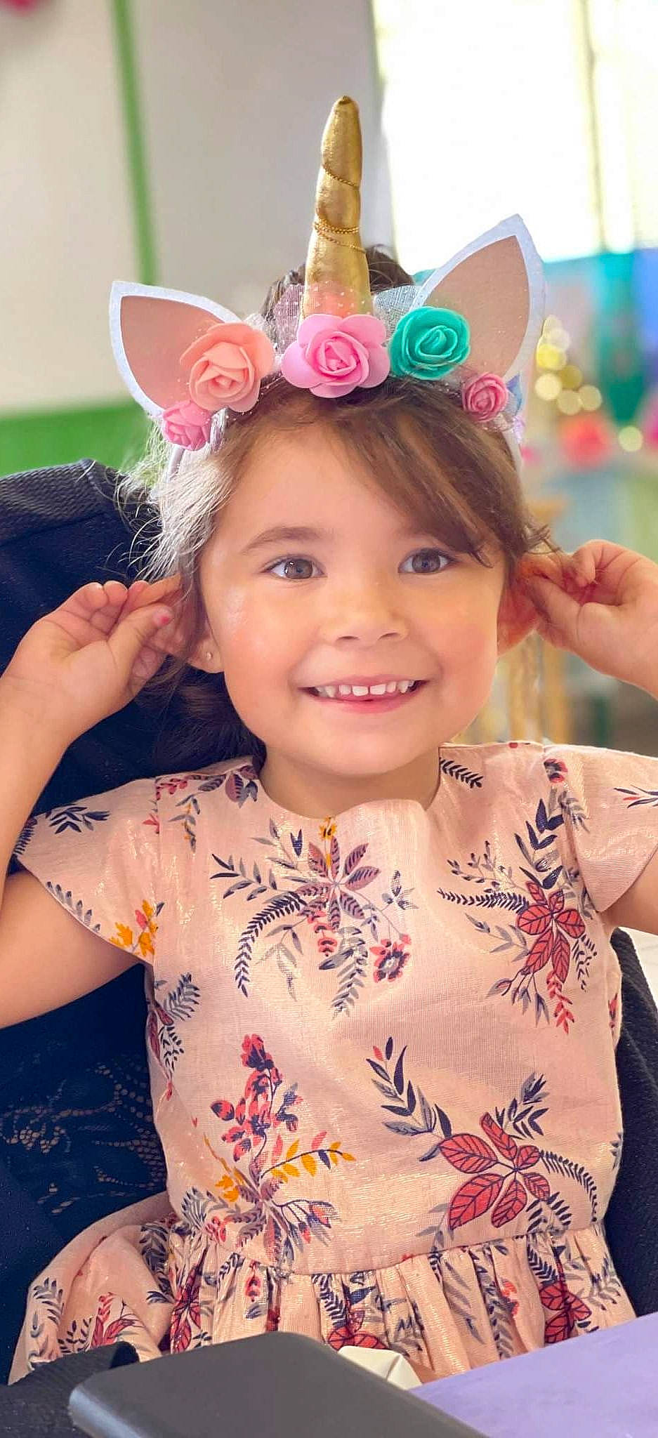 Layla a rejoint le concours — aidez-le/la à gagner de superbes lots ! child, costume_hat, face, facial_expression, fashion, fun, hairstyle, happy, head, headgear, headpiece, human, jewellery, joy, magenta, party_hat, person, pink, skin, smile