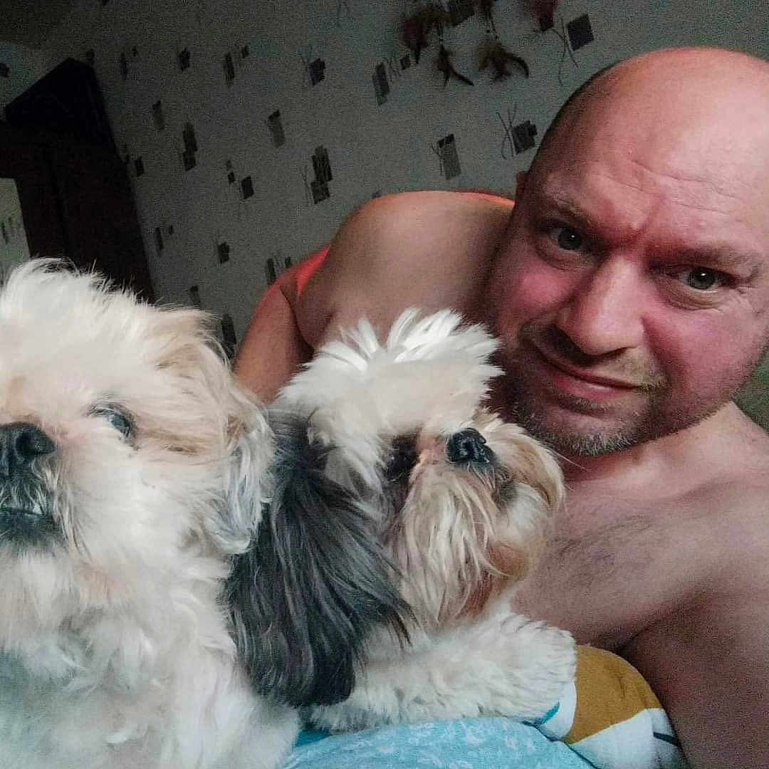 Layton Et Papatte a rejoint le concours — aidez-le/la à gagner de superbes lots ! accessories, adult, animal, baby, canine, couch, dog, face, furniture, glasses, head, indoors, male, man, person, pet, photography, portrait, puppy, selfie
