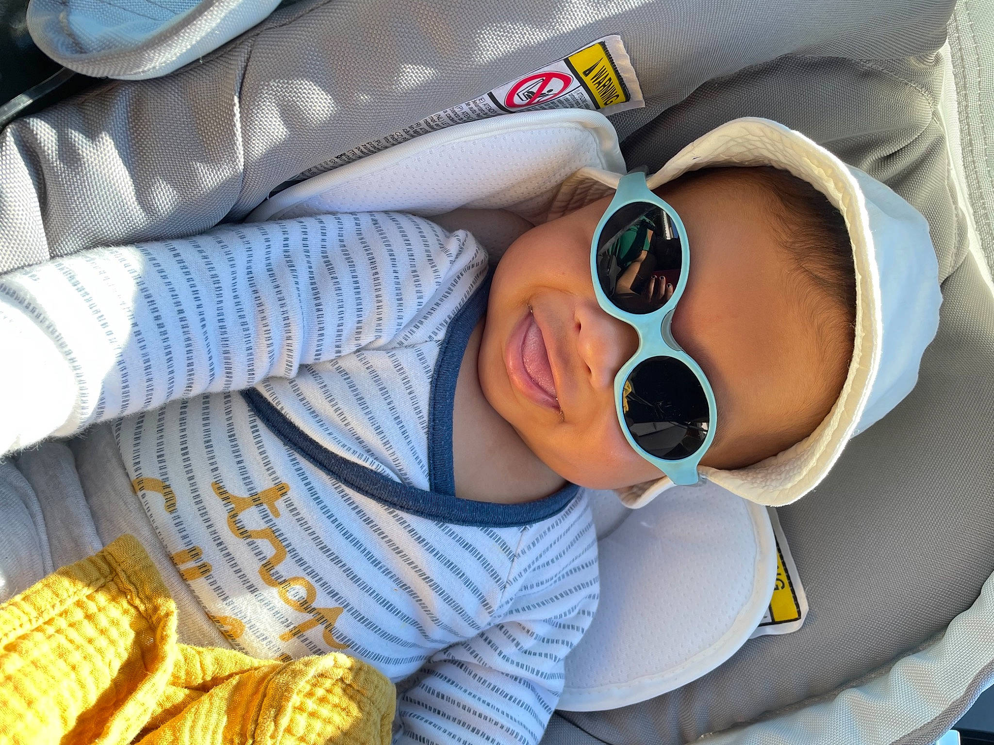 Aron a rejoint le concours — aidez-le/la à gagner de superbes lots ! auto_part, baby, baby_products, baby_toddler_clothing, car_seat, child, comfort, eyewear, face, glasses, goggles, head, headgear, outerwear, pattern, person, personal_protective_equipment, product, sunglasses, toddler