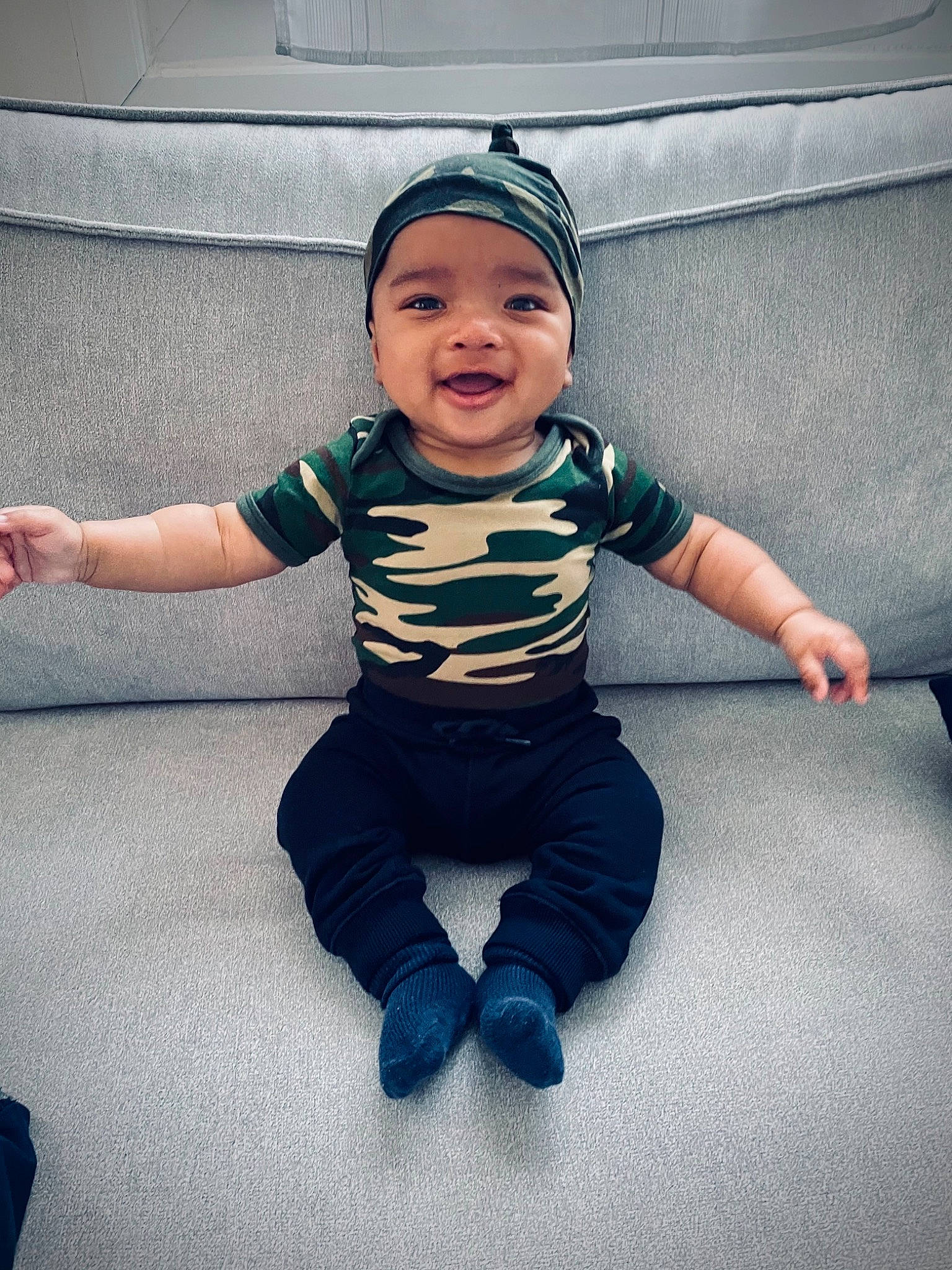 Aron participe au concours pour gagner de l'argent avec cette photo : baby, baby_toddler_clothing, child, cool, electric_blue, face, finger, flash_photography, floor, flooring, fun, happy, headwear, person, sitting, sleeve, smile, standing, t_shirt, tints_and_shades