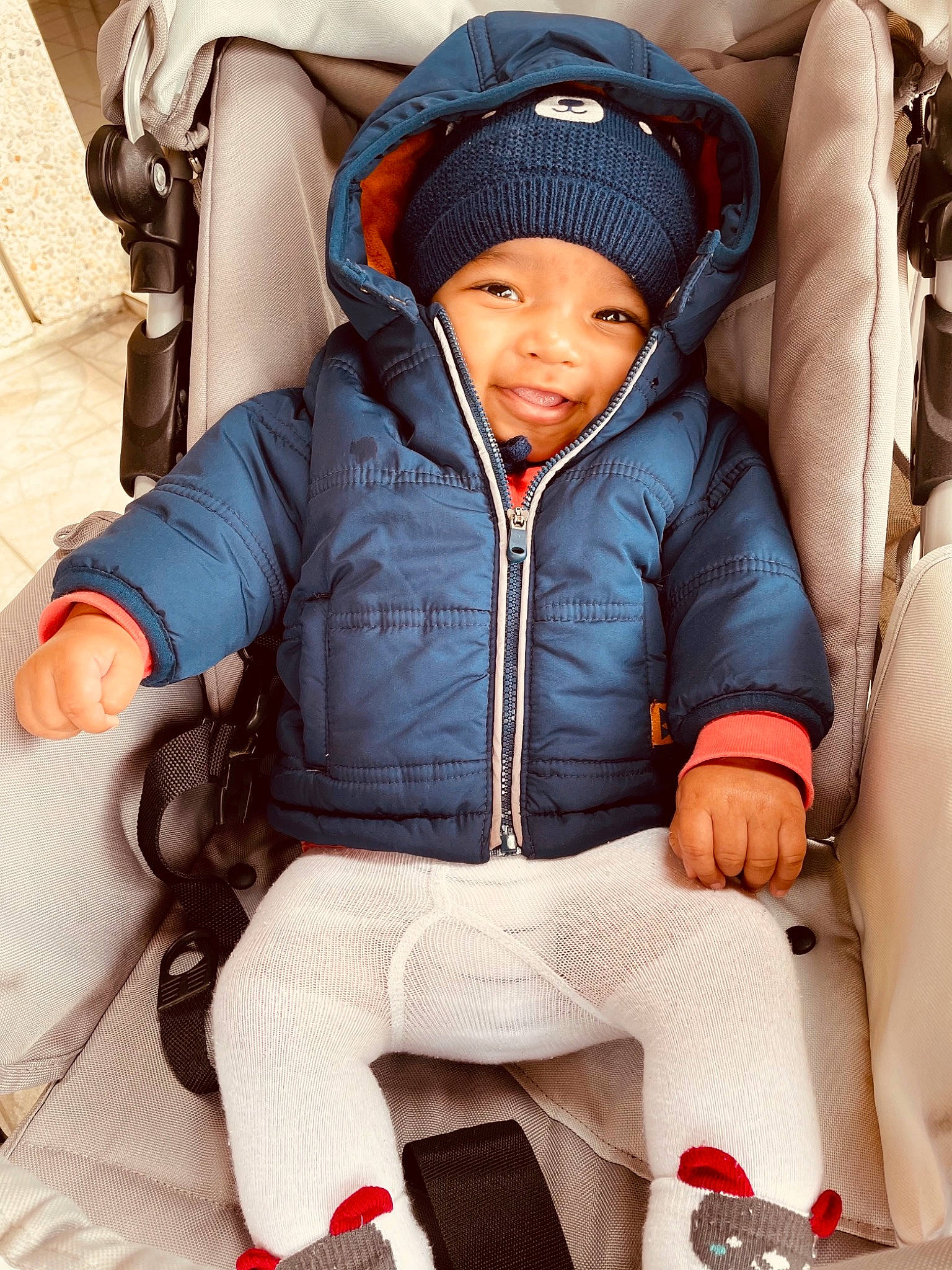 Aron participe au concours pour gagner de l'argent avec cette photo : baby, car_seat, child, comfort, cool, face, fun, headwear, human_leg, jacket, knee, leisure, outerwear, person, photograph, recreation, sitting, sleeve, snapshot, thigh