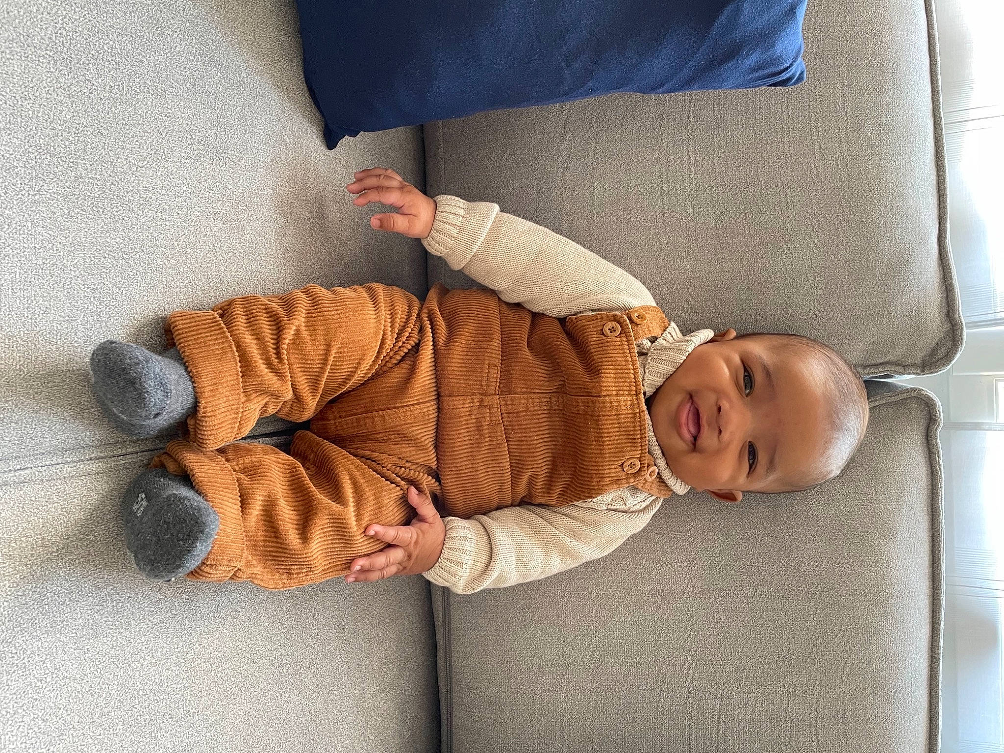 Aron a rejoint le concours — aidez-le/la à gagner de superbes lots ! arm, baby, baby_products, baby_sleeping, baby_toddler_clothing, collar, comfort, hand, human_body, human_leg, leg, linens, mammal, person, product, sleeve, sock, textile, toddler, vertebrate