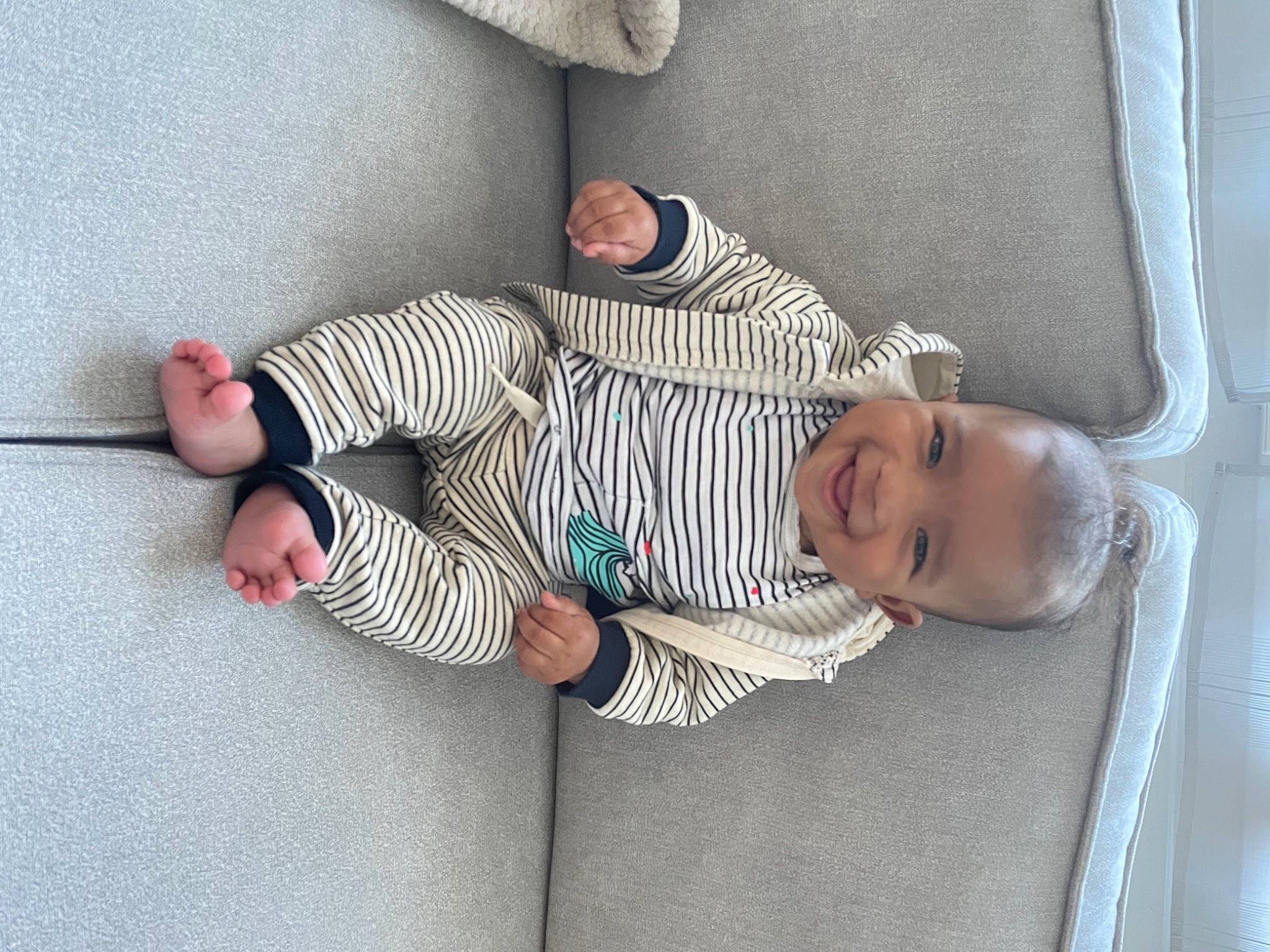 Aron a rejoint le concours — aidez-le/la à gagner de superbes lots ! baby, baby_products, baby_toddler_clothing, child, comfort, finger, flooring, foot, joy, linens, mammal, pattern, person, product, sitting, skin, sleeve, smile, textile, toddler