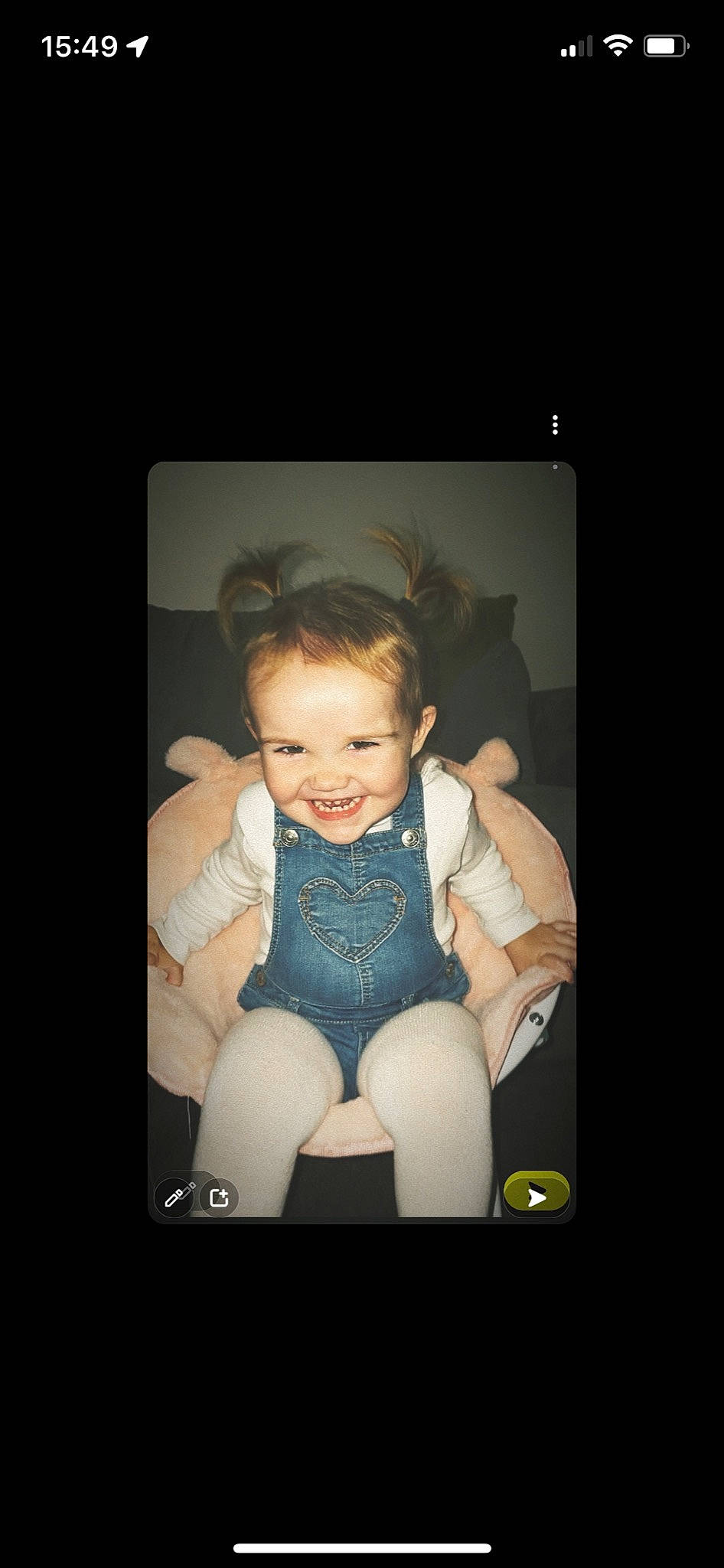 Malya participe au concours pour gagner de l'argent avec cette photo : arm, baby, baby_toddler_clothing, cheek, communication_device, display_device, electronic_device, finger, flash_photography, fun, gadget, gesture, hand, happy, joy, multimedia, person, sitting, sleeve, smile