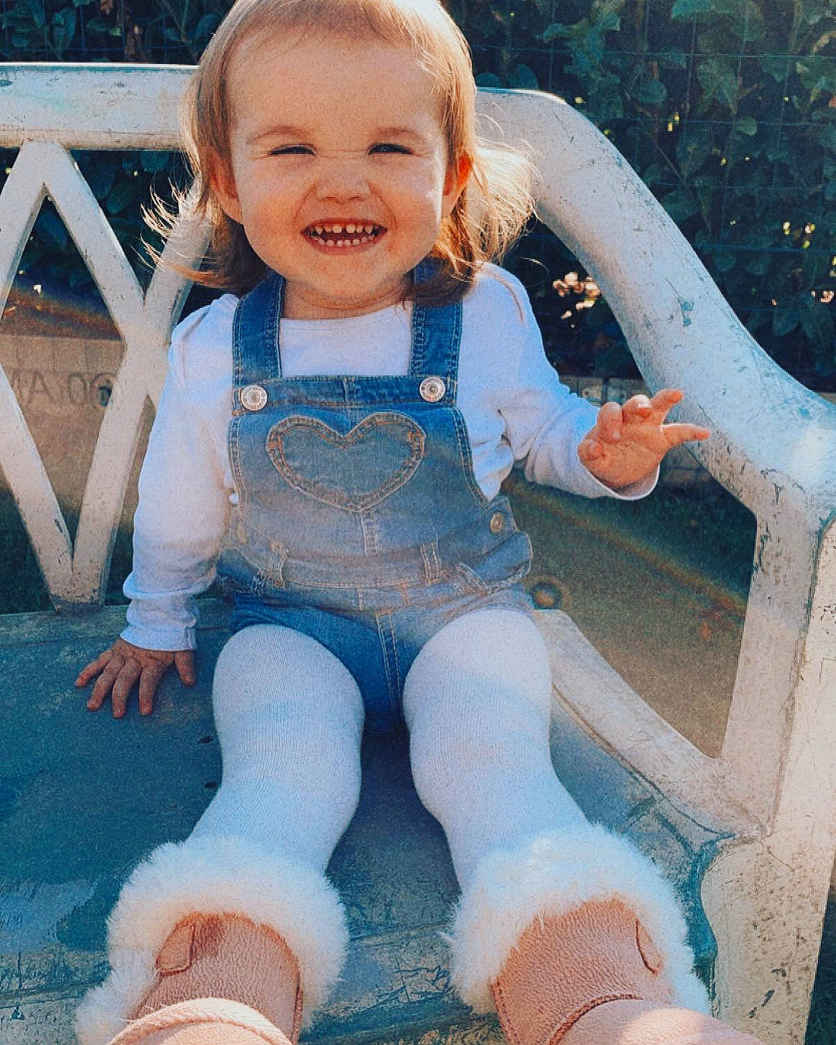 Malya a rejoint le concours — aidez-le/la à gagner de superbes lots ! arm, baby_toddler_clothing, blue, eye, face, facial_expression, hair, hairstyle, hand, happy, head, human_body, joy, leg, organ, person, skin, sleeve, smile, standing