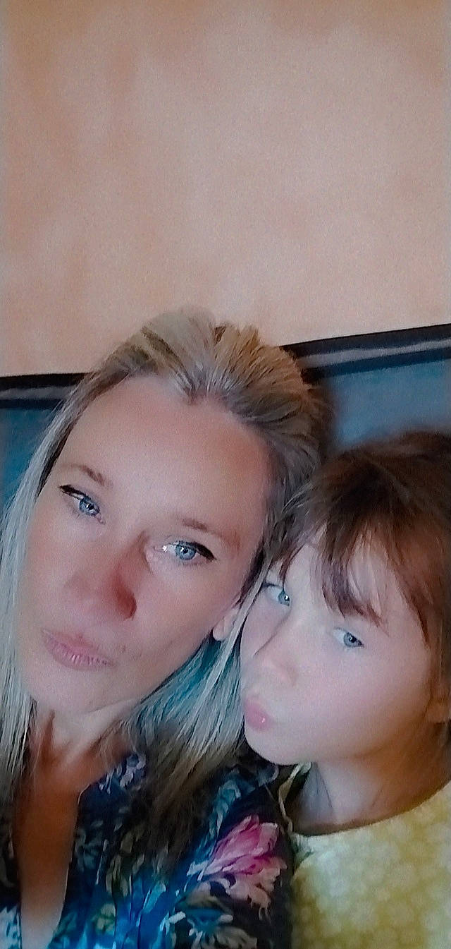 Chloé participe au concours pour gagner de l'argent avec cette photo : cheek, chin, cool, ear, eyebrow, eyelash, face, forehead, fun, hair, happy, head, iris, jaw, lip, long_hair, mouth, nose, person, selfie