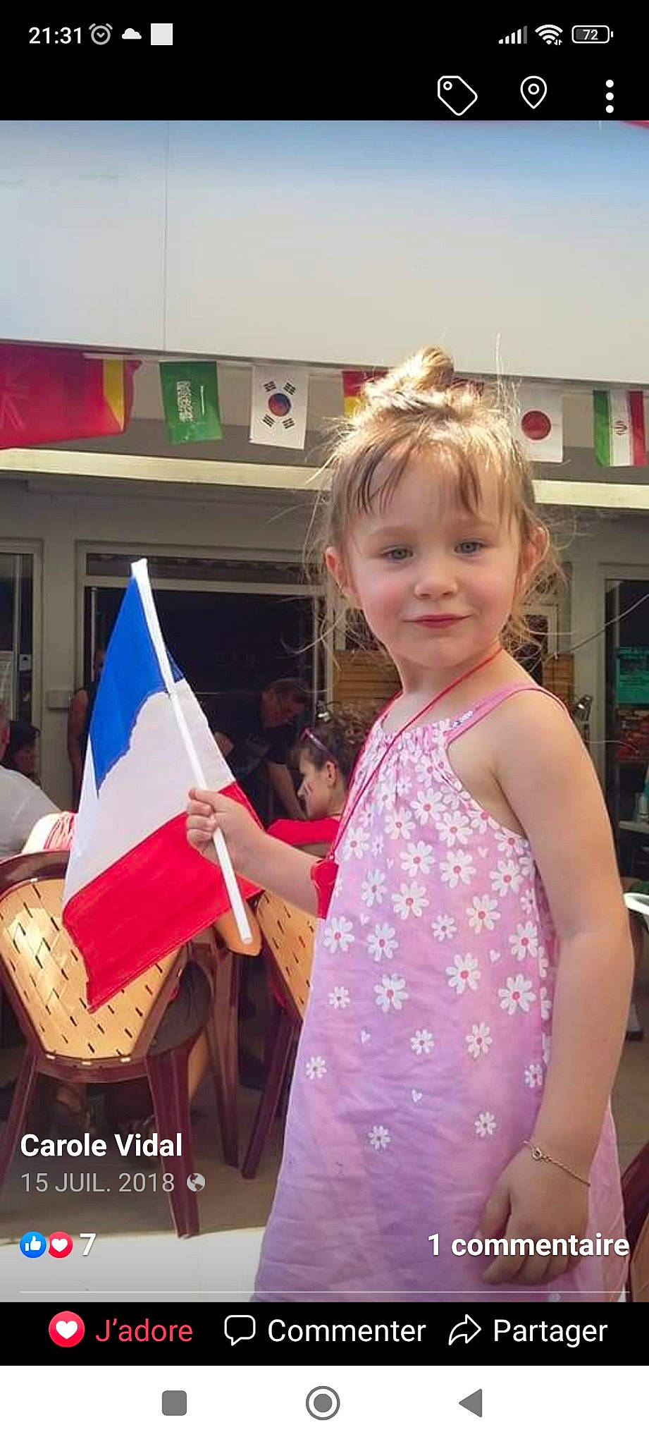 Chloé a rejoint le concours — aidez-le/la à gagner de superbes lots ! child, event, flag, flag_of_the_united_states, fun, happy, joy, magenta, paper_product, pattern, person, play, shelf, smile, t_shirt, toddler, vacation