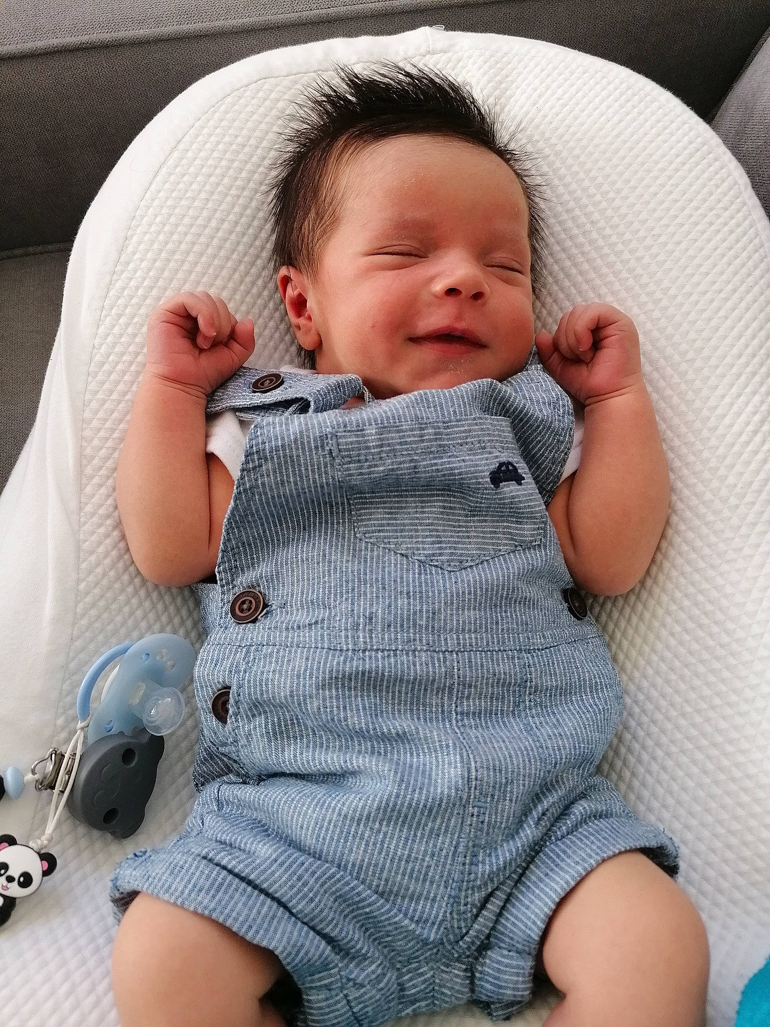 Djino a rejoint le concours — aidez-le/la à gagner de superbes lots ! abdomen, arm, baby, baby_in_car_seat, baby_products, cheek, child, finger, leg, person, product, sitting, skin, toddler