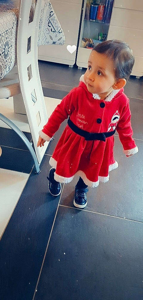 édith a rejoint le concours — aidez-le/la à gagner de superbes lots ! baby_toddler_clothing, child, electric_blue, eye, face, flooring, hair, happy, head, human_leg, knee, person, shorts, sleeve, sock, sportswear, t_shirt, thigh, toddler, white