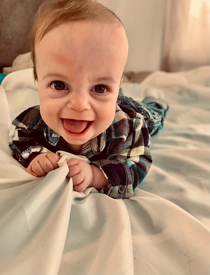 Logan participe au concours pour gagner de l'argent avec cette photo : baby, baby_toddler_clothing, child, comfort, dress, face, fun, gesture, happy, iris, lip, neck, nose, outerwear, person, skin, sleeve, smile, t_shirt, textile