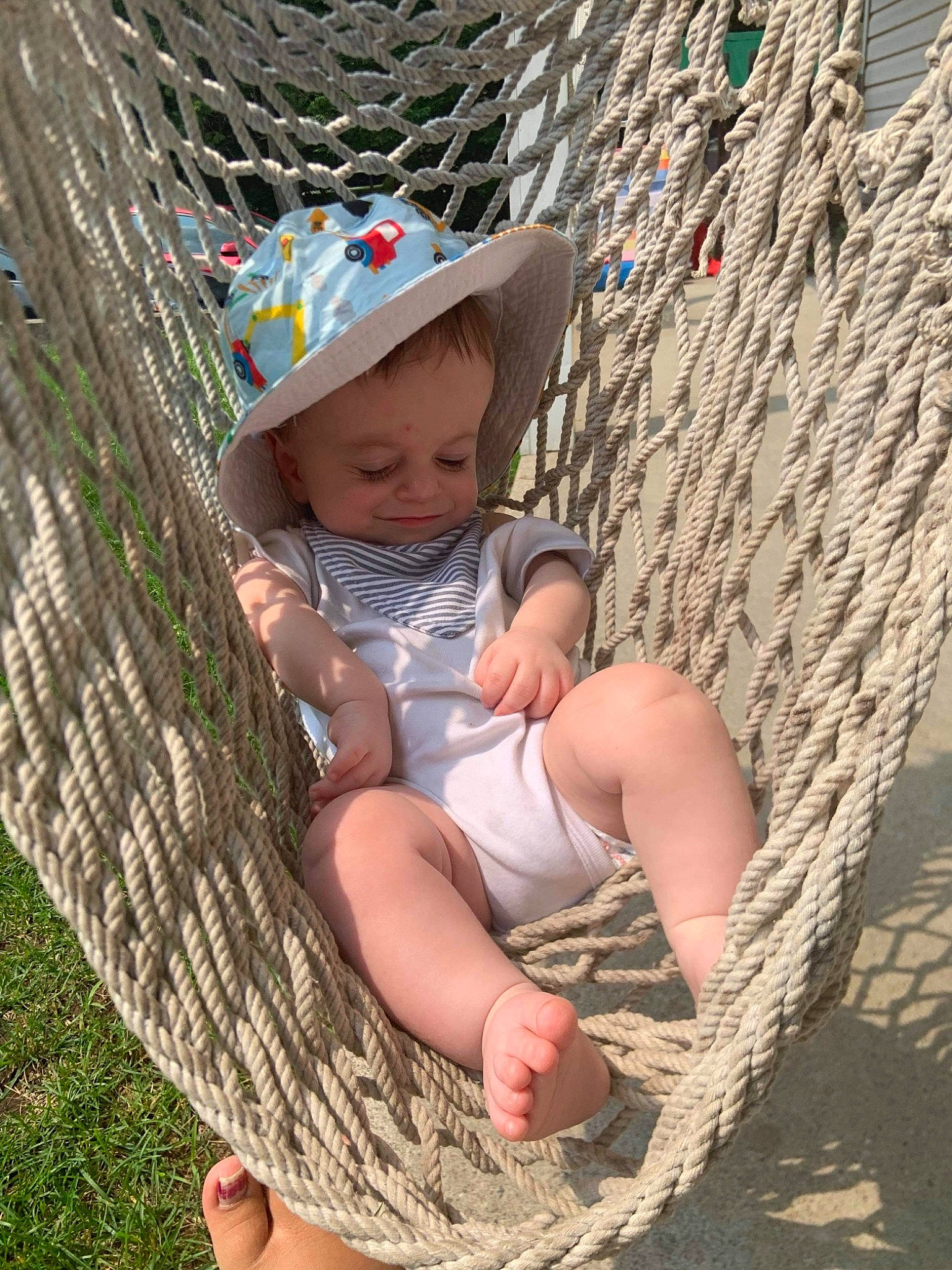 Logan participe au concours pour gagner de l'argent avec cette photo : baby, baby_toddler_clothing, beauty, cap, foot, fun, grass, grass_family, happy, hat, headgear, human_leg, leisure, organ, people_in_nature, person, skin, sun_hat, thigh, toddler