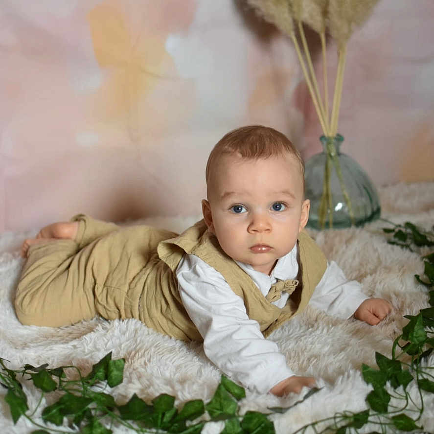 Naël a rejoint le concours — aidez-le/la à gagner de superbes lots ! baby, beige_overall, blue_eyes, child, crawling, curious, cute, decor, fluffy_rug, glass_vase, green_leaves, indoor, infant, pampas_grass, pastel_background, person, portrait, soft_texture, white_clothing, young