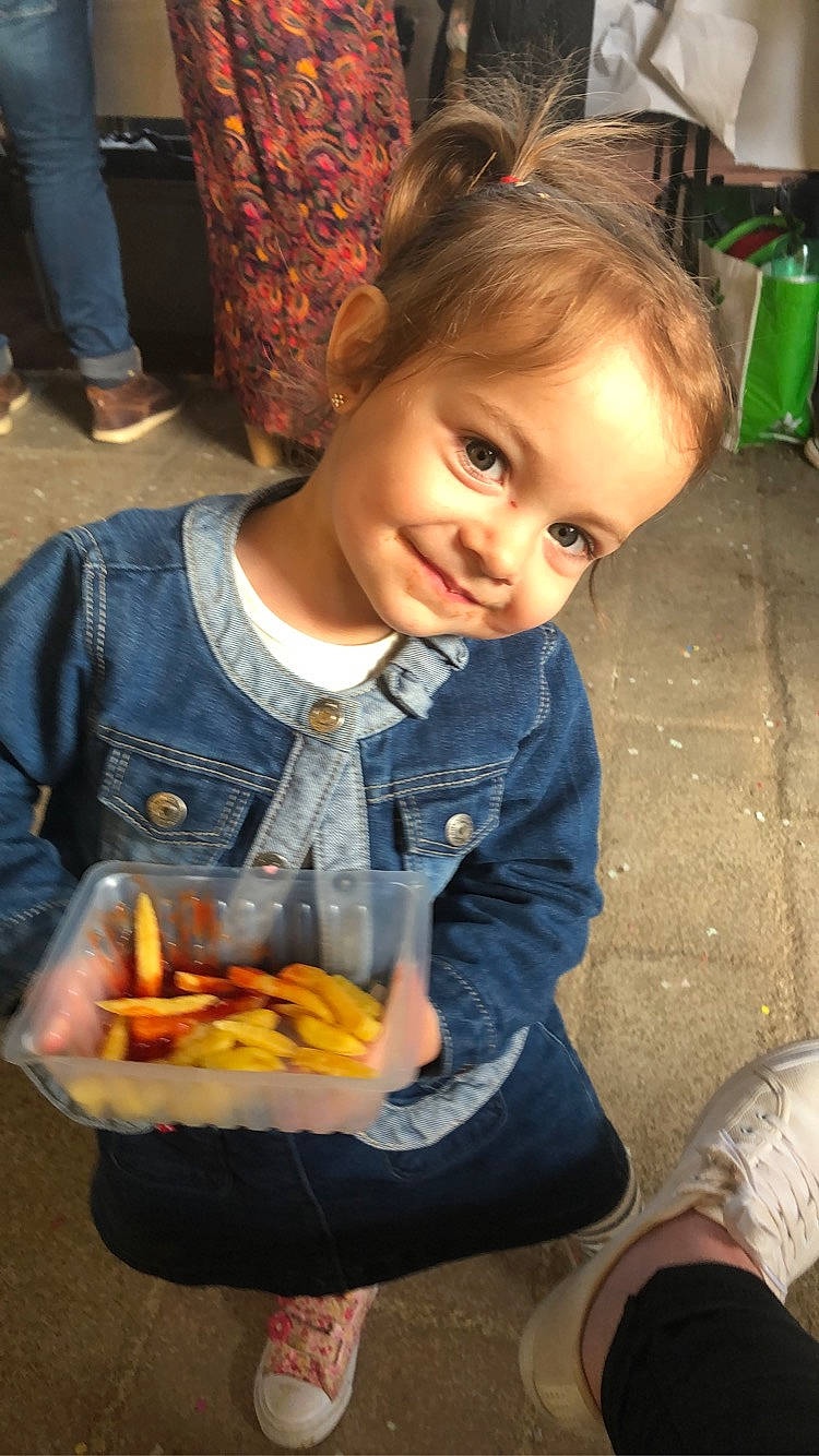 Manon participe au concours pour gagner de l'argent avec cette photo : child, comfort_food, cuisine, face, food, fun, hair, hairstyle, happy, head, heat, joy, orange, people, person, photograph, sitting, smile, snapshot, tableware